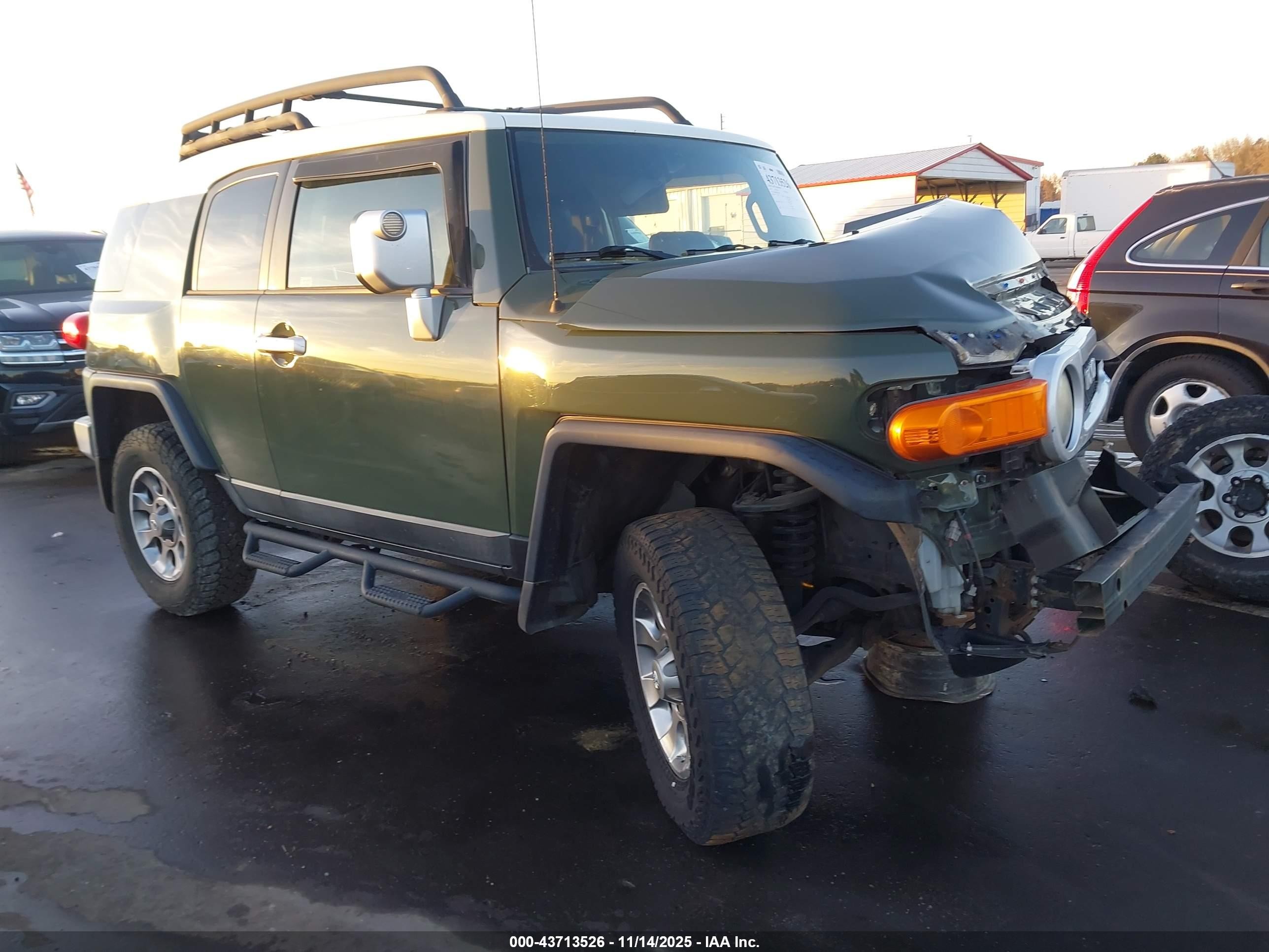 2011 Toyota FJ Cruiser, VIN JTEBU4BF7BK102338 — Front end