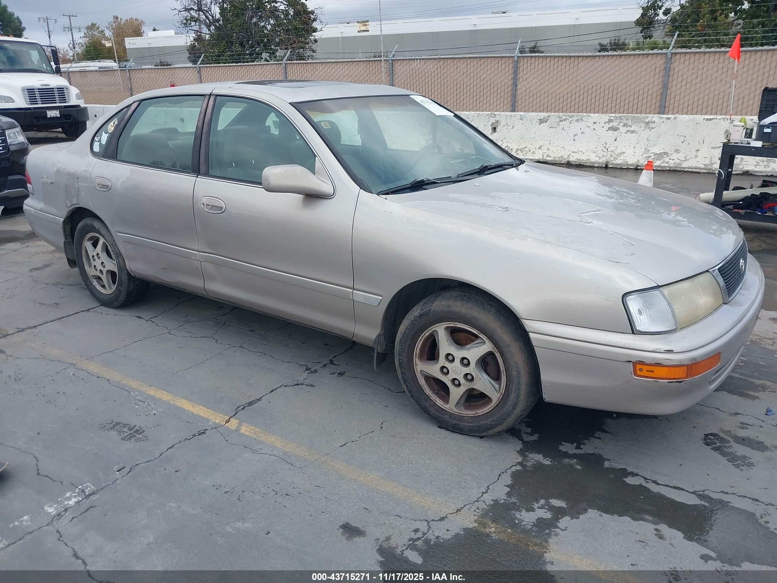 1997 Toyota Avalon XL, VIN 4T1BF12B3VU148702 — Side