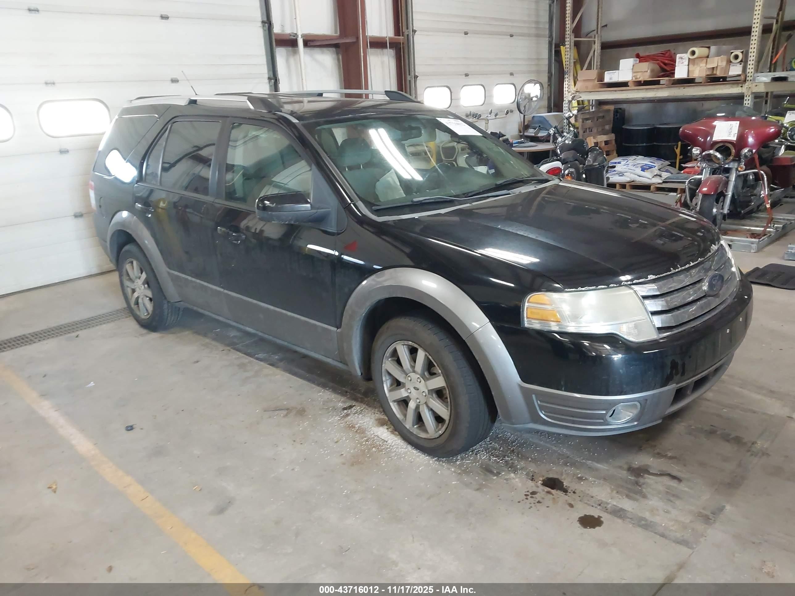 2008 Ford Taurus X SEL, VIN 1FMDK02W08GA44270 — Side
