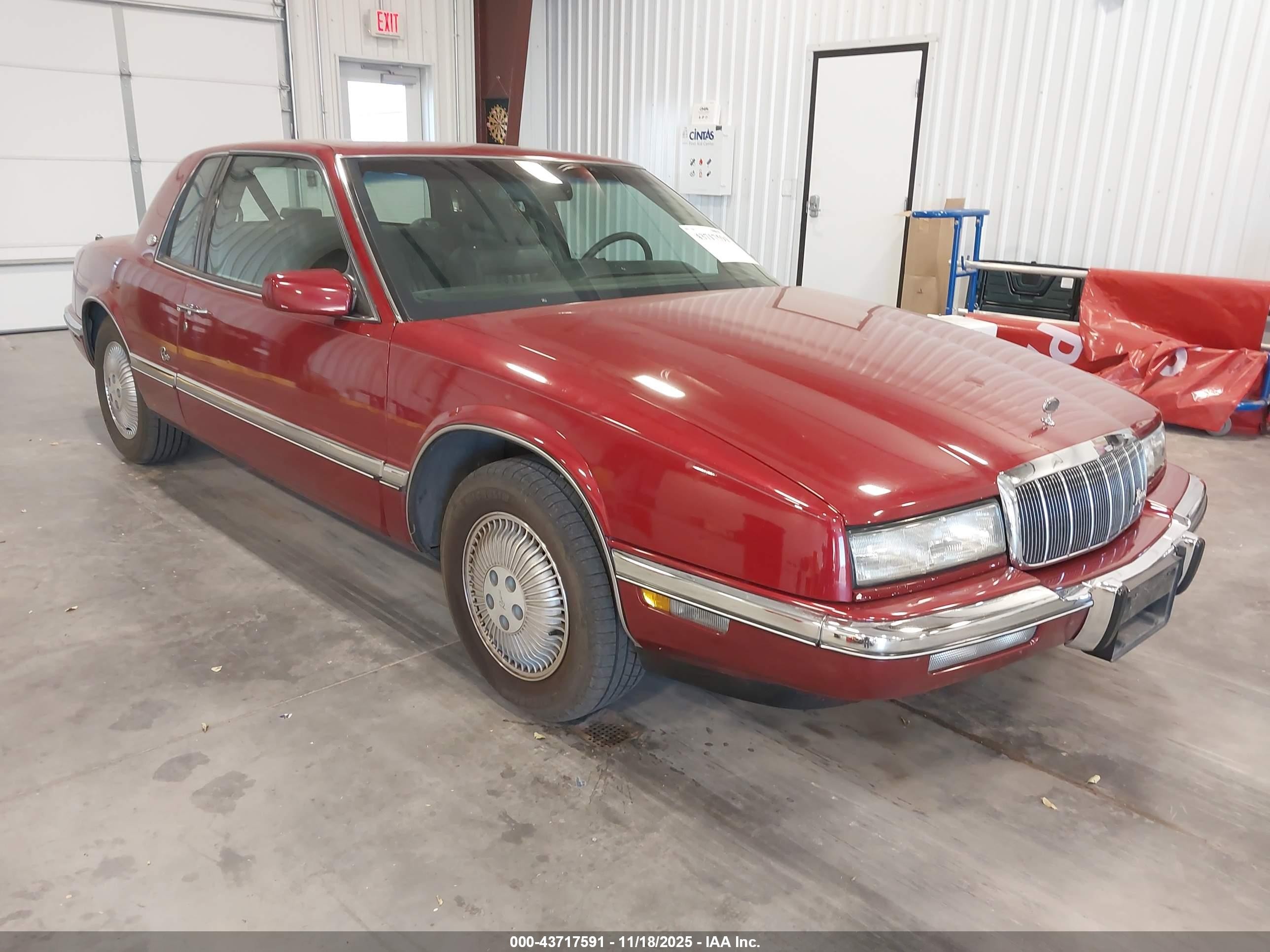 1992 Buick Riviera, VIN 1G4EZ13L1NU405299 — Front end