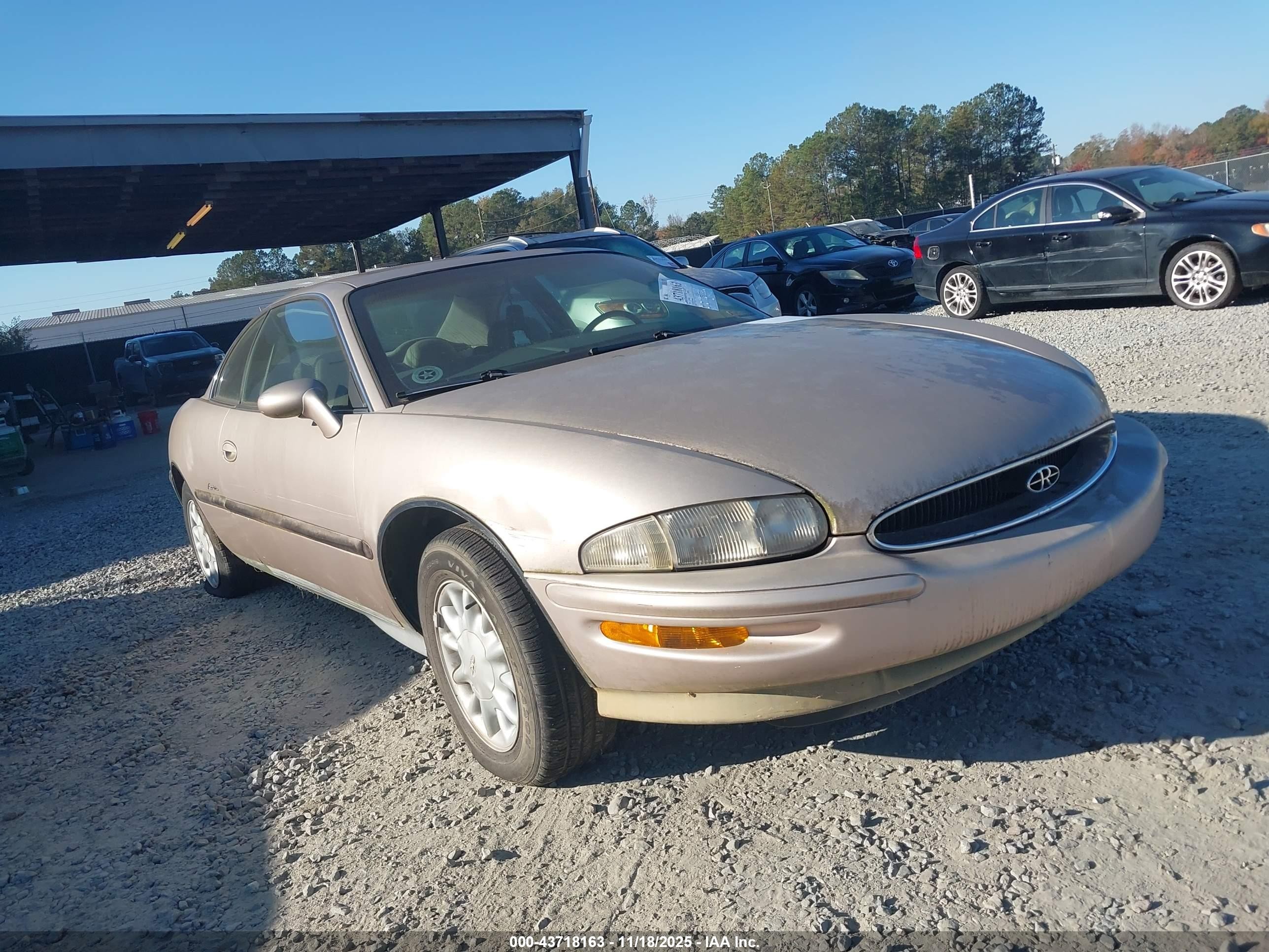 1995 Buick Riviera, VIN 1G4GD1218S4701696 — Зад