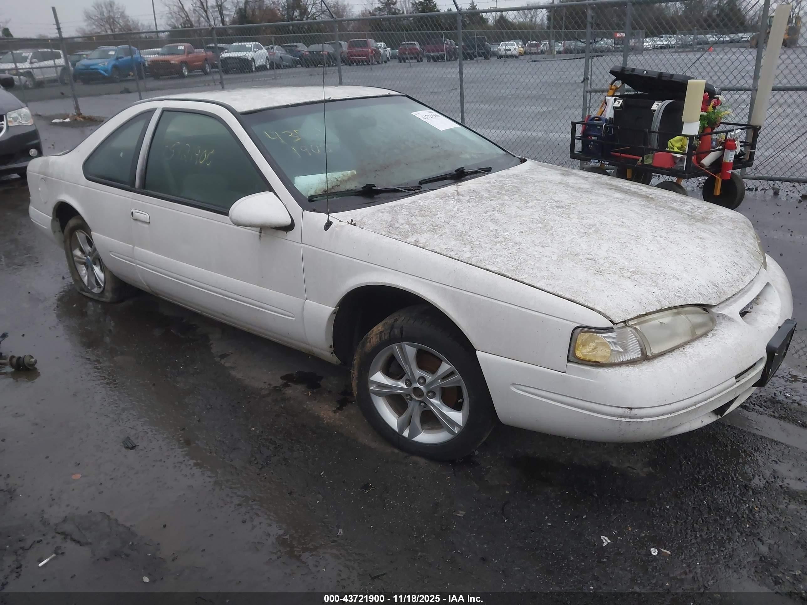 1996 Ford Thunderbird LX, VIN 1FALP62W5TH127237 — Front end
