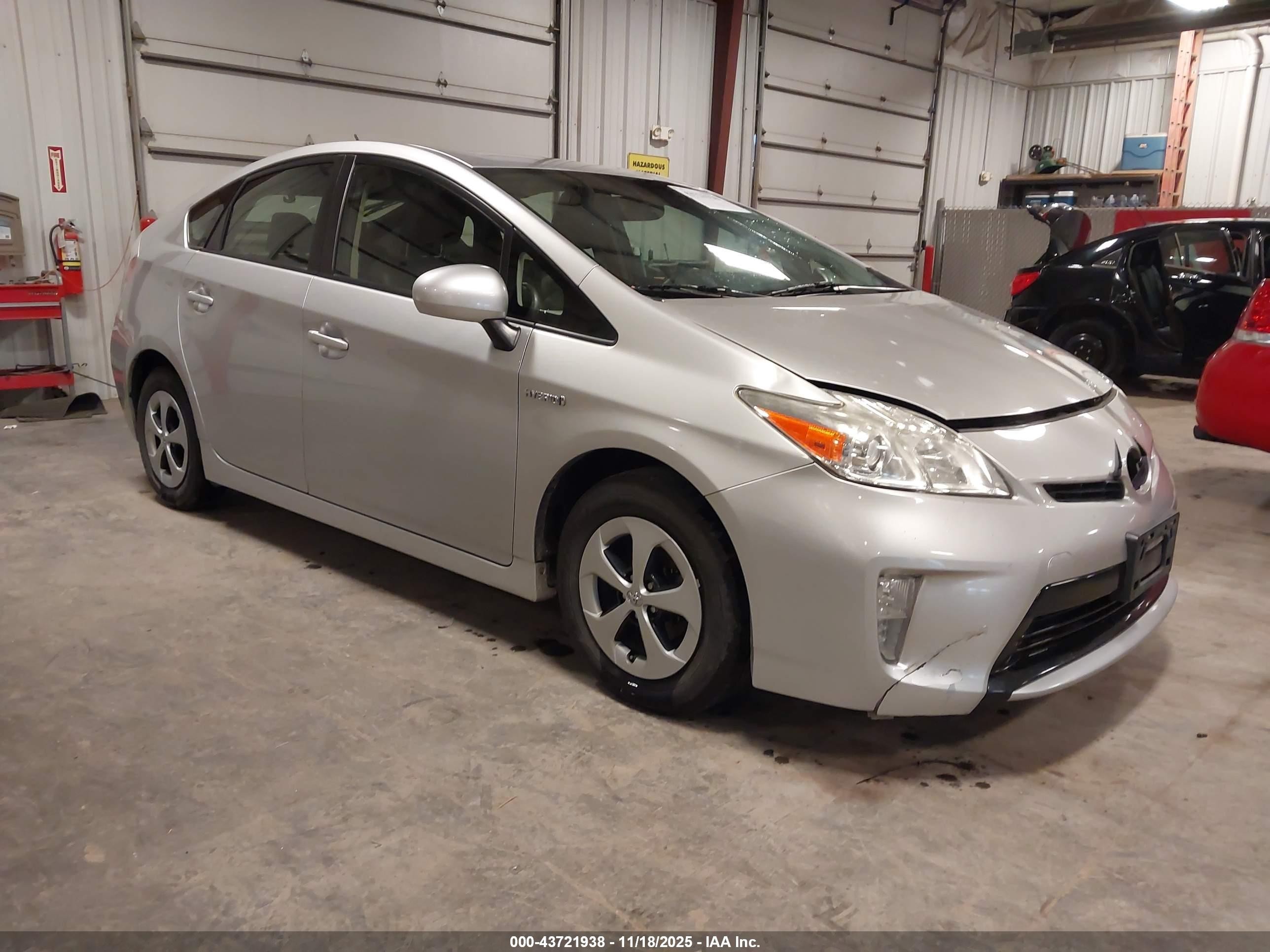 2013 Toyota Prius Four, VIN JTDKN3DU5D5591038 — Front end