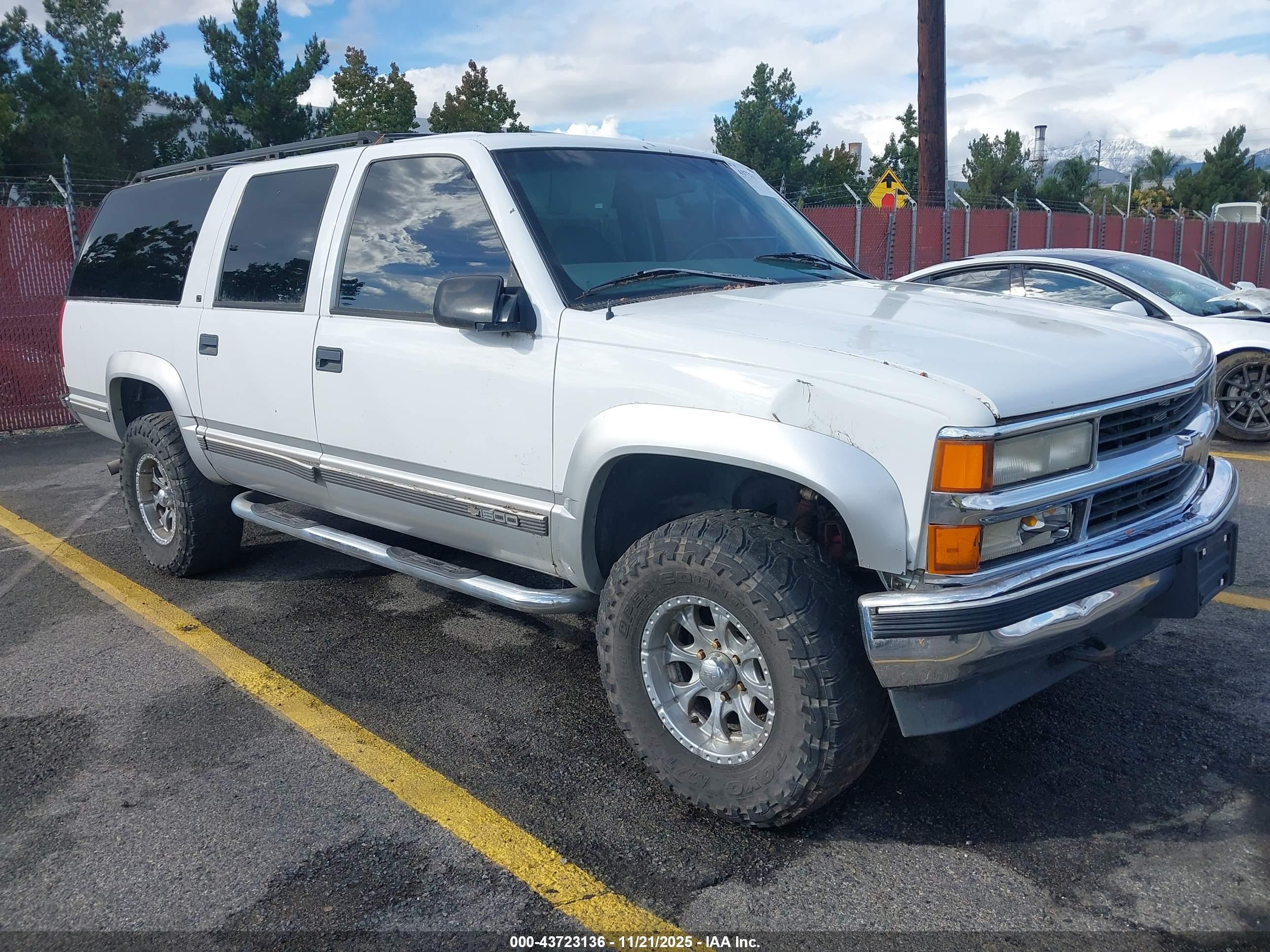 1997 Chevrolet Suburban, VIN 3GNFK16R0VG125784 — Side