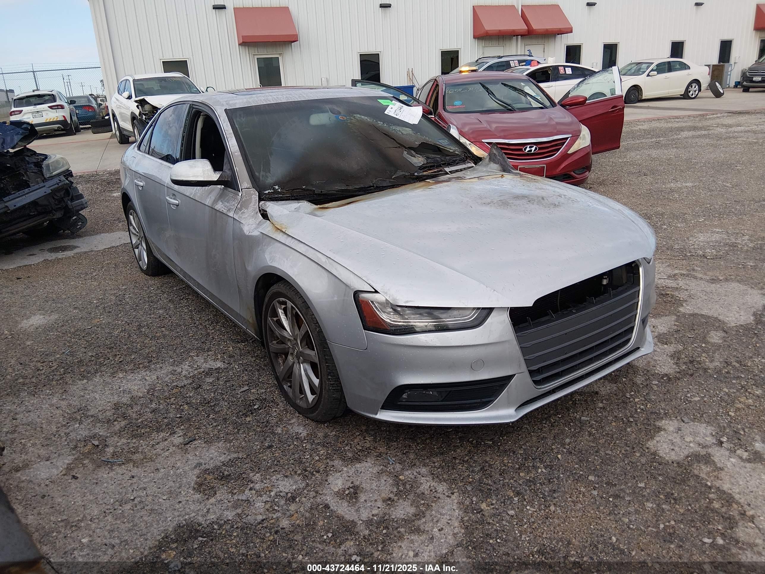 2013 Audi A4 Premium Plus, VIN WAUFFAFL7DN003581 — Пожар в салоне