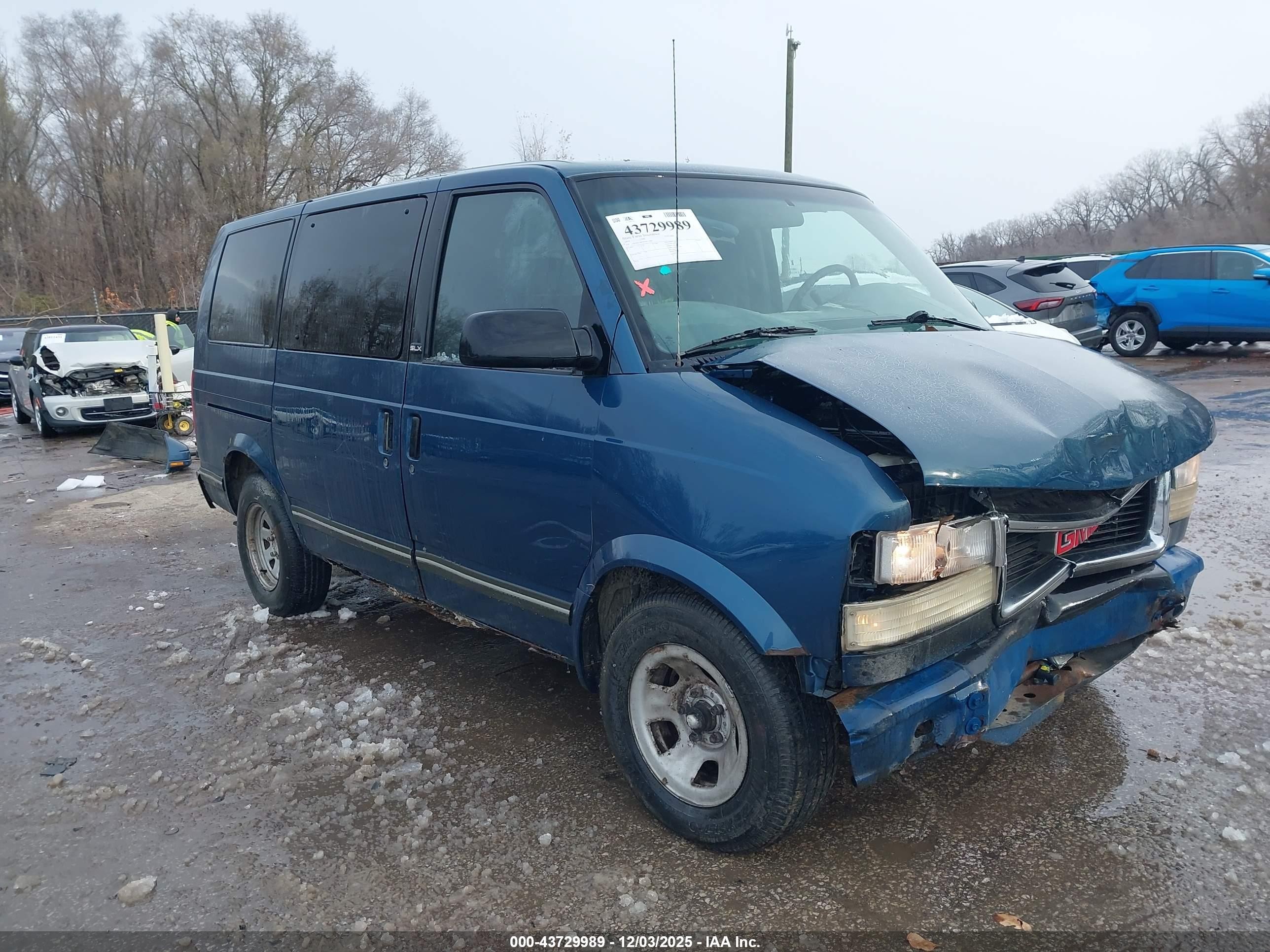1998 GMC Safari, VIN 1GKDM19W9WB537468 — Front end