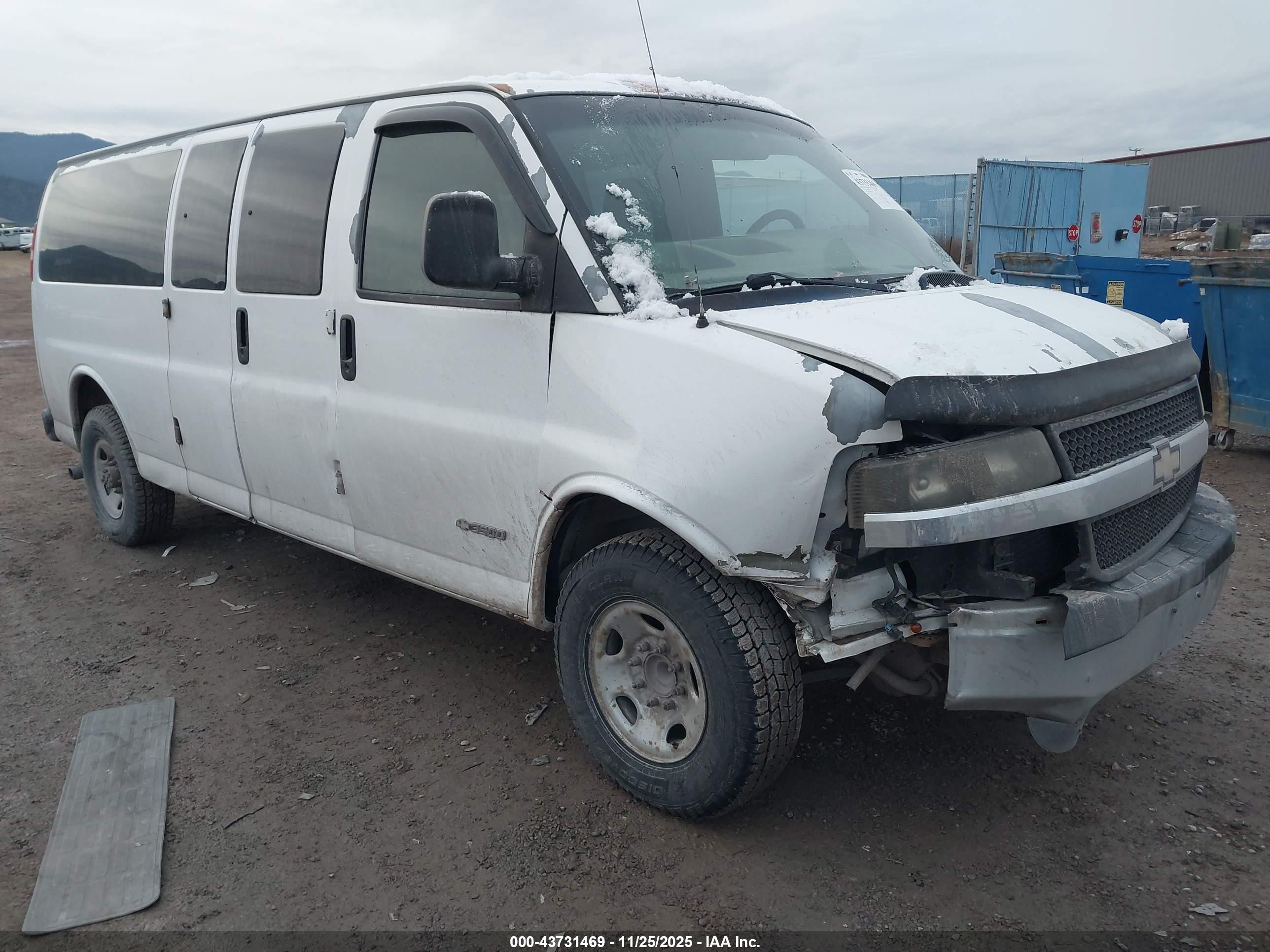 2003 Chevrolet Express Passenger, VIN 1GAHG39U431229763 — Front end