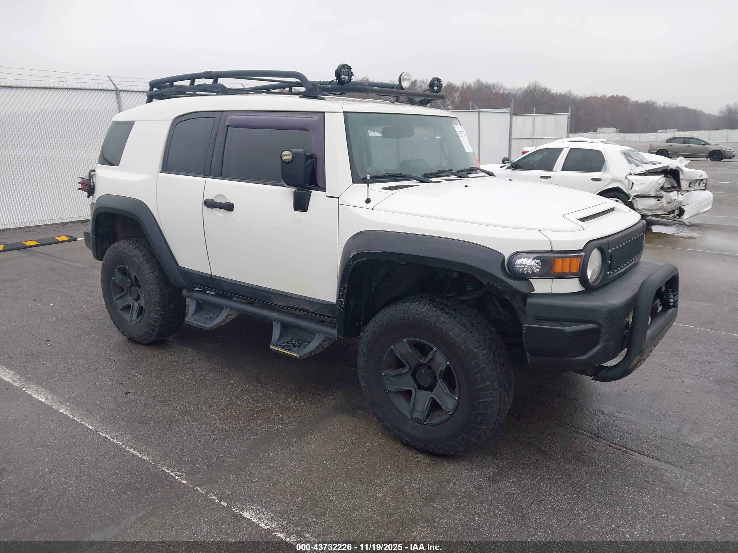 2013 Toyota FJ Cruiser, VIN JTEBU4BF5DK172486 — Front end