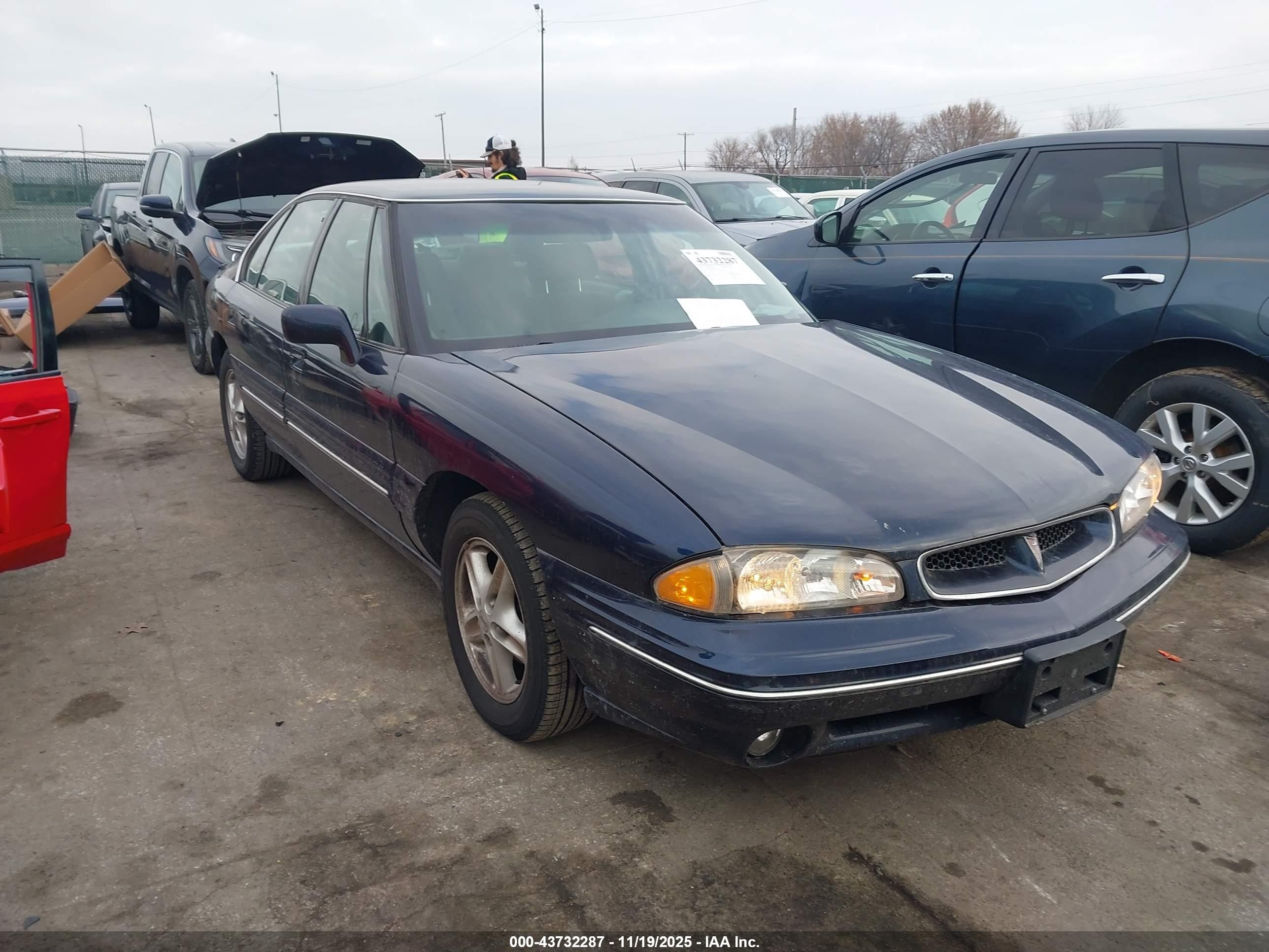 1998 Pontiac Bonneville SE, VIN 1G2HX52K0W4212767 — Front end