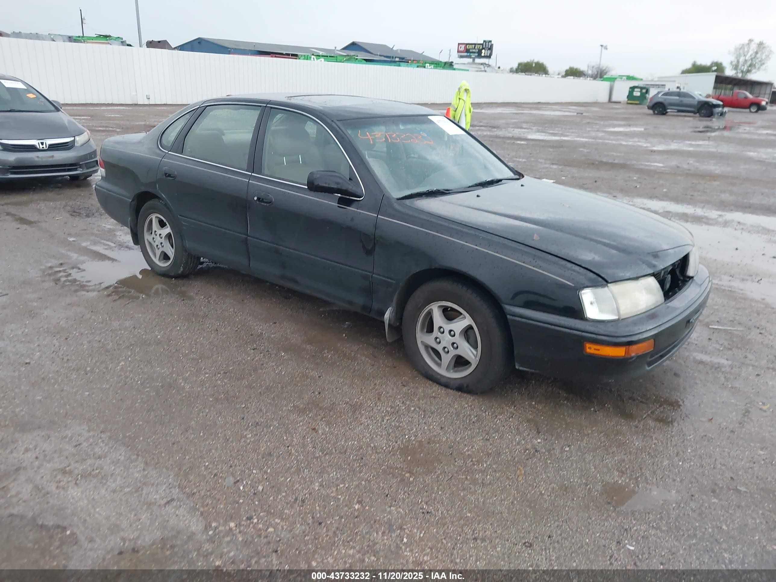 1997 Toyota Avalon XL, VIN 4T1BF12B6VU167311 — Front end