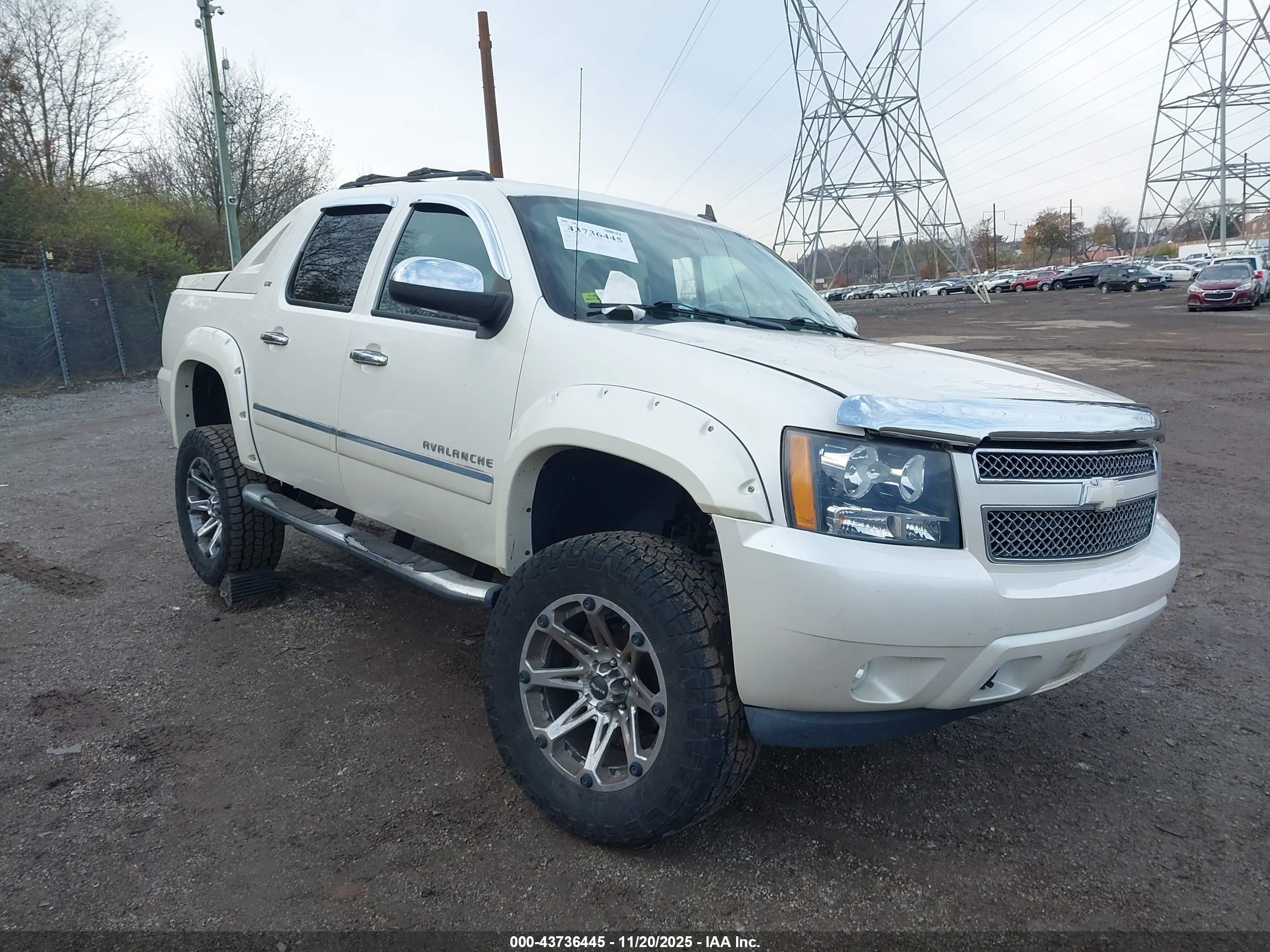 2012 Chevrolet Avalanche LTZ, VIN 3GNTKGE75CG168925 — Бок