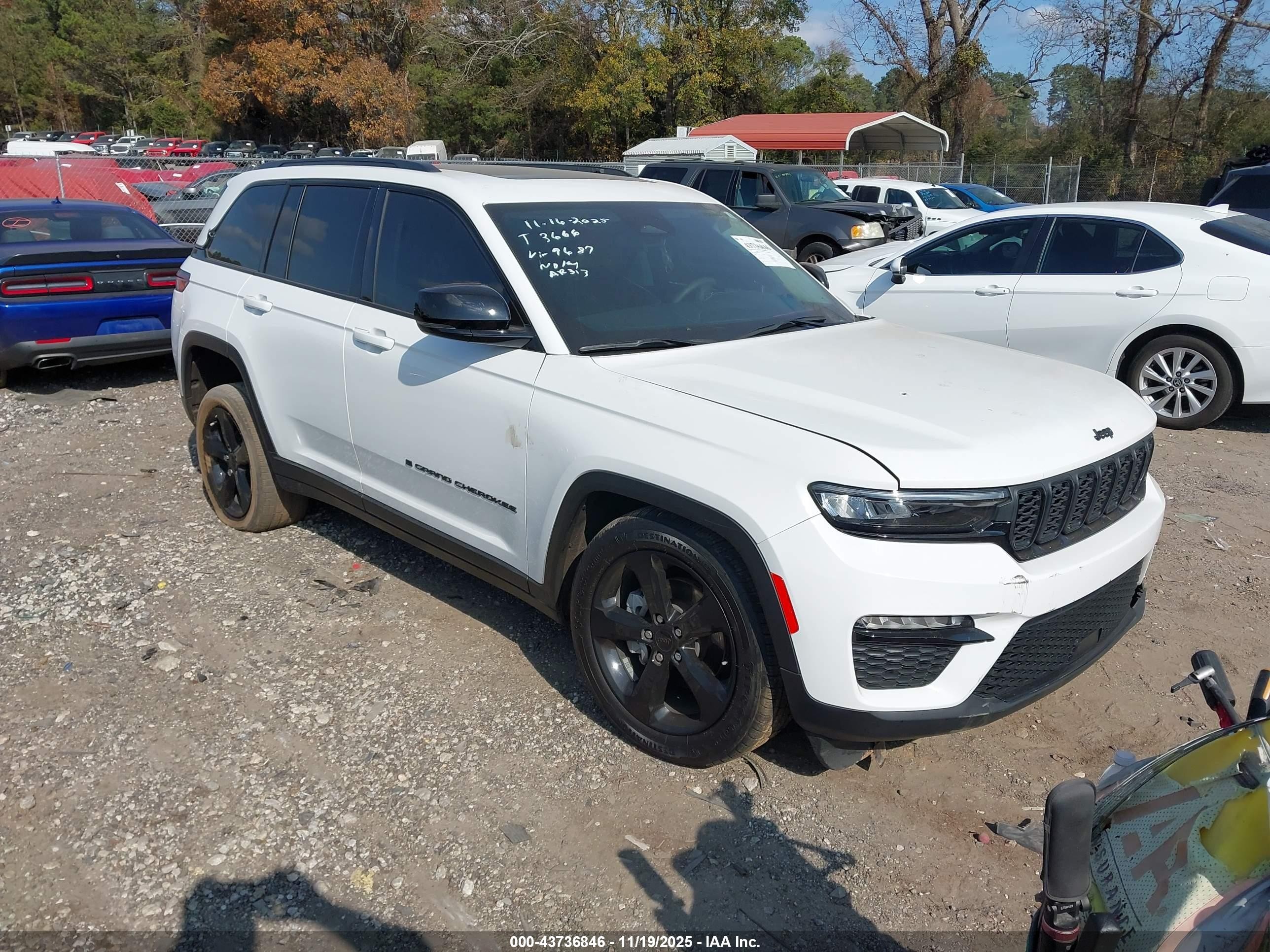 2023 Jeep Grand Cherokee Limited, VIN 1C4RJGBG8PC509687 — Front end