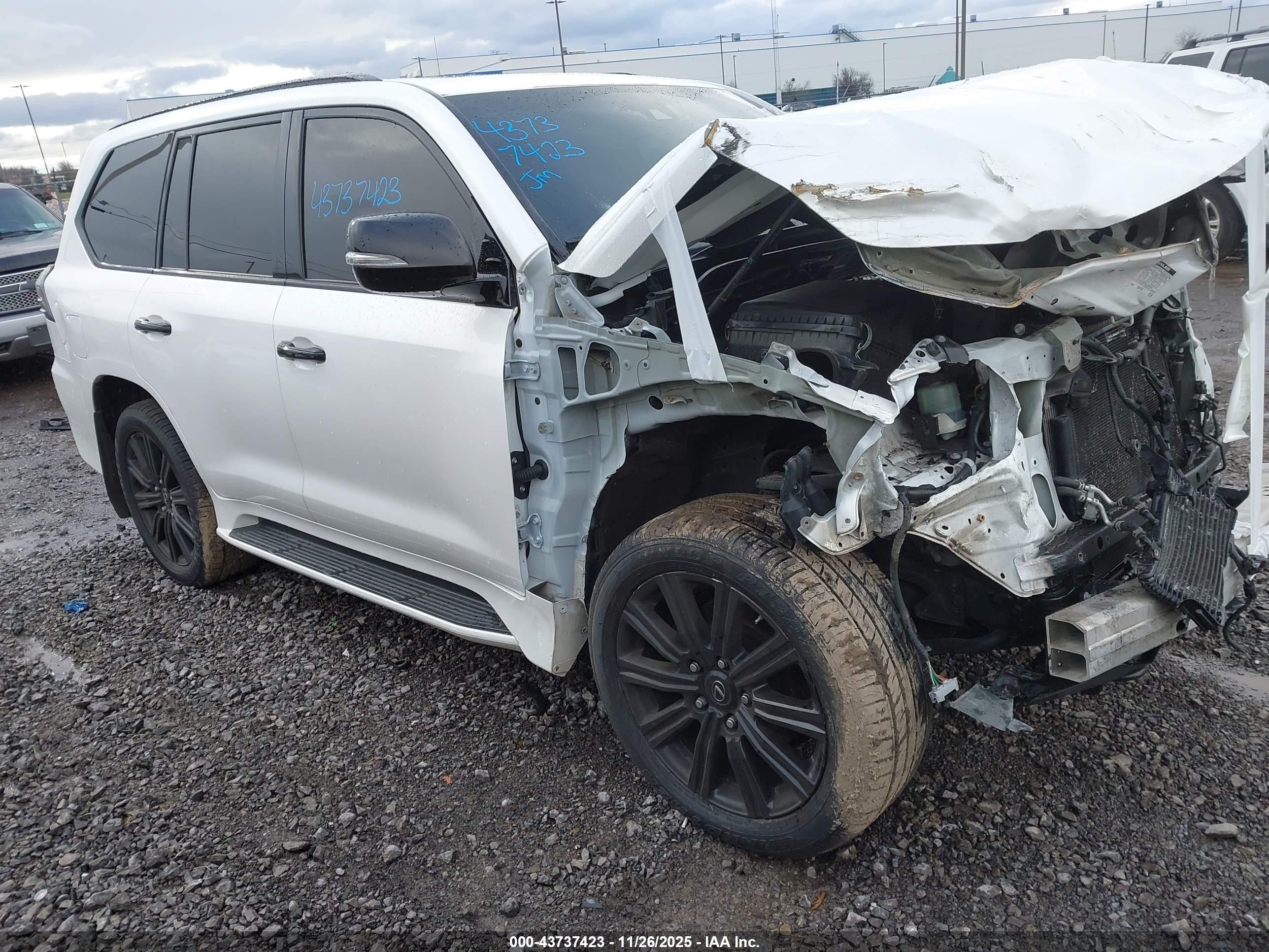 2021 Lexus LX 570, VIN JTJDY7AX7M4338859 — Перед