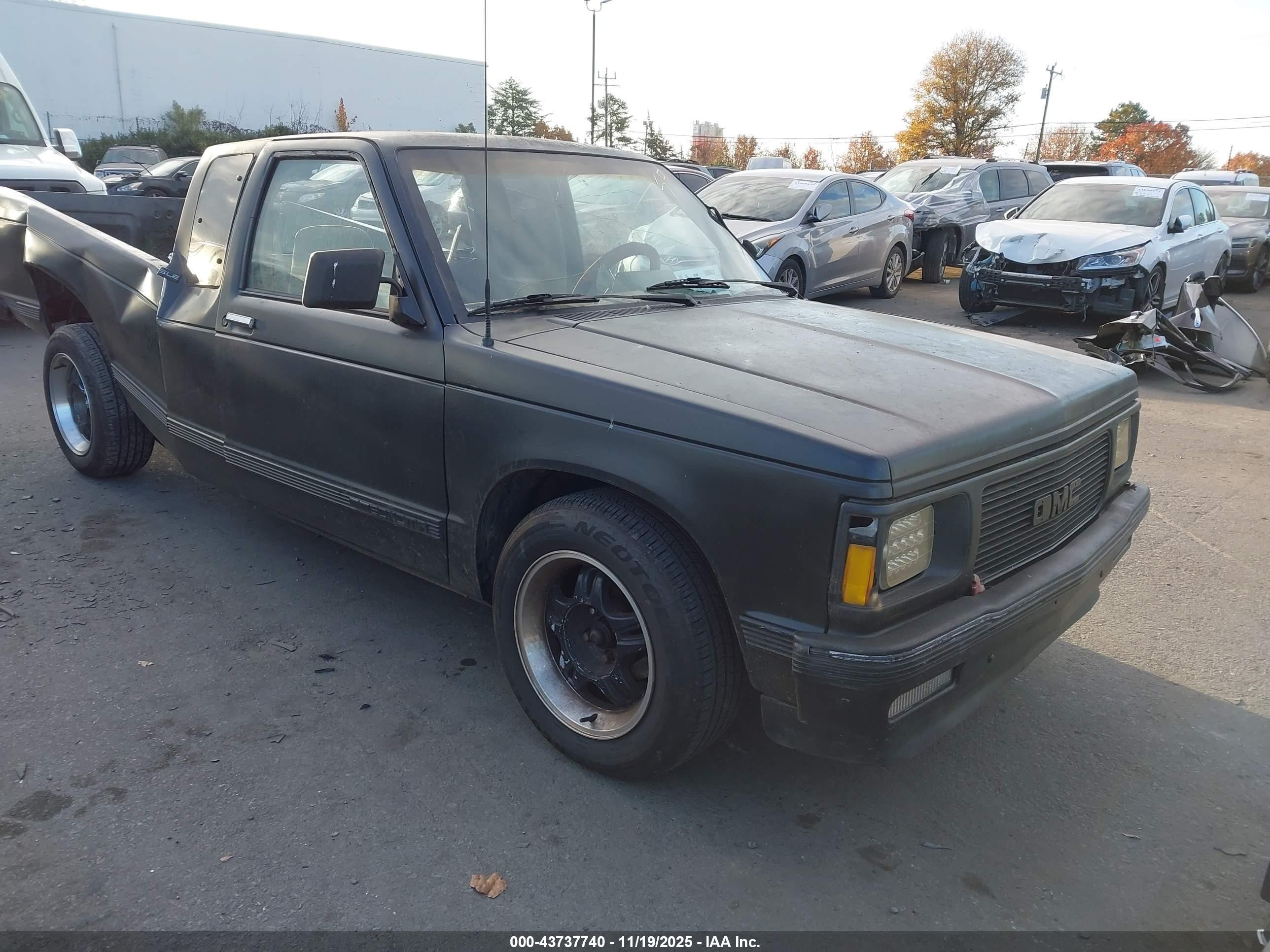 1992 GMC Sonoma SLS, VIN 1GTCS19Z2N8504914 — Rear end
