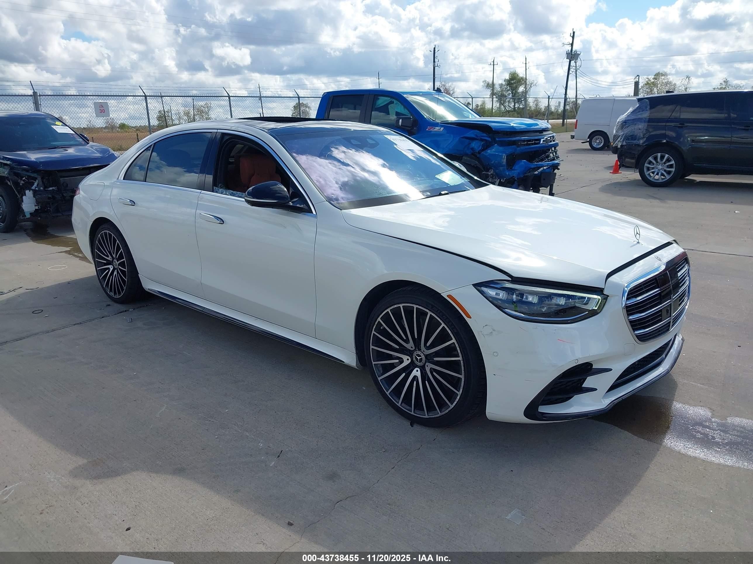 2022 Mercedes-Benz S 500, VIN W1K6G6DB1NA077651 — Side