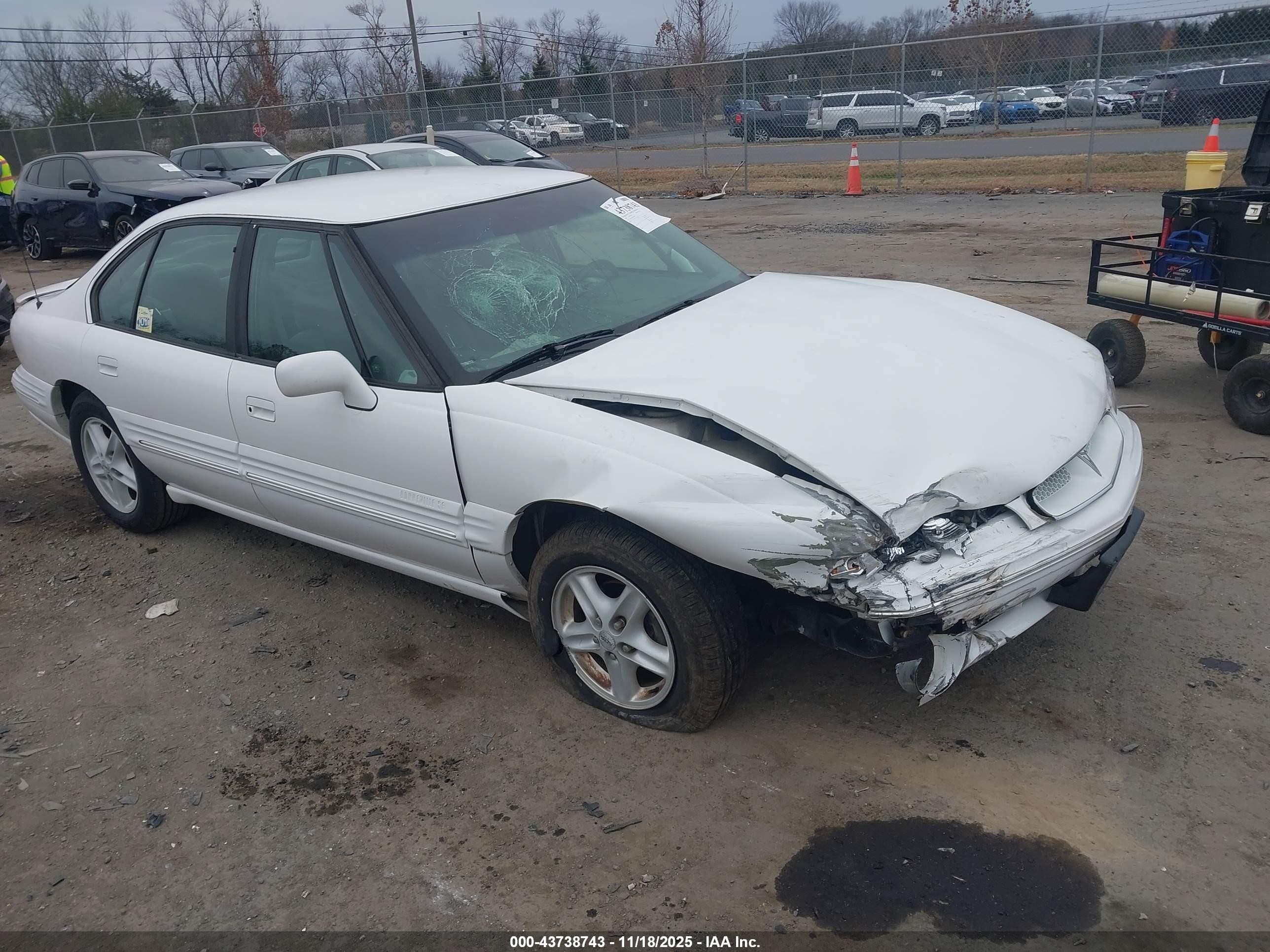 1998 Pontiac Bonneville SE, VIN 1G2HX52K5W4224980 — Front end