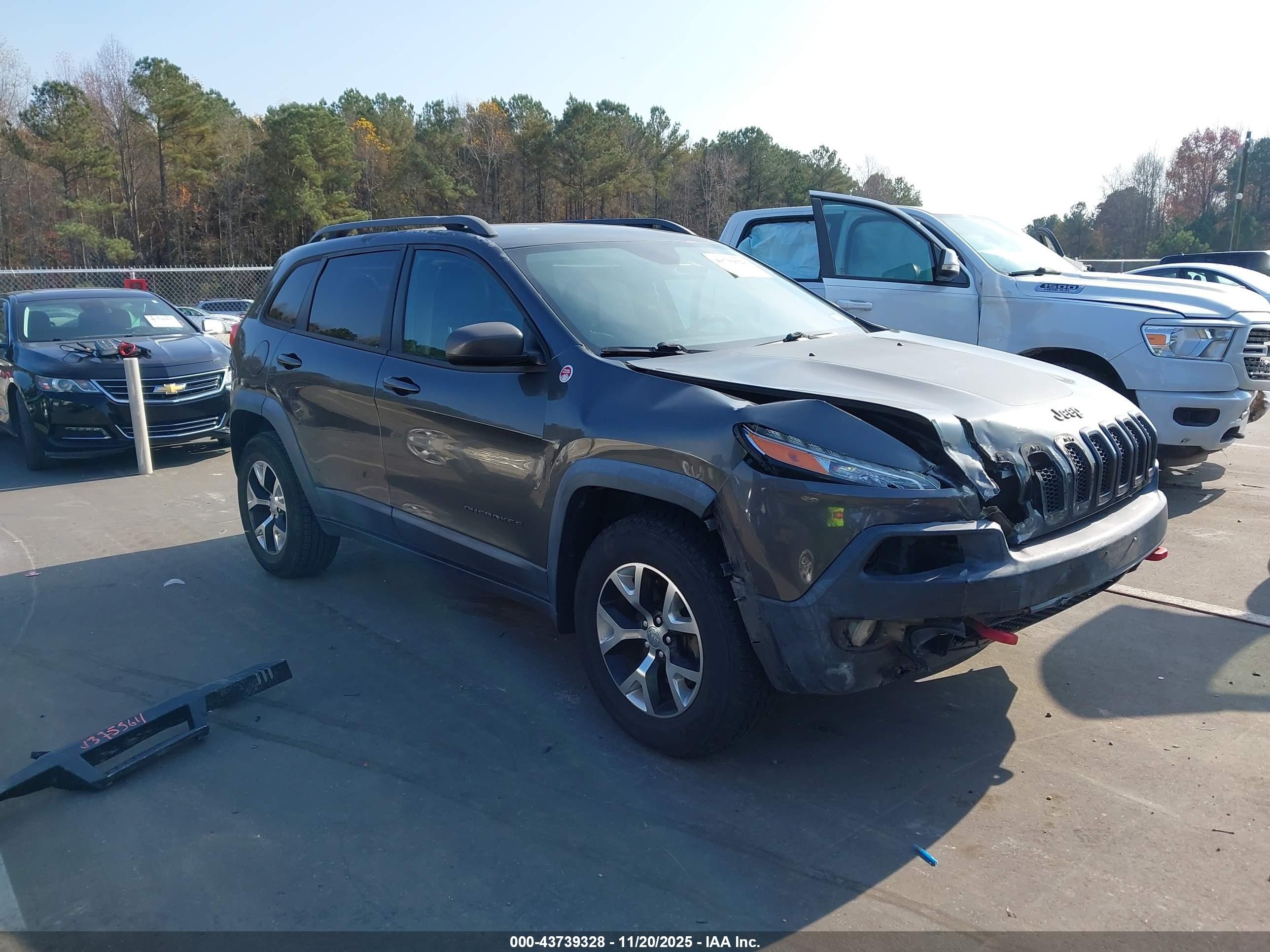 2015 Jeep Cherokee Trailhawk, VIN 1C4PJMBS2FW785595 — Перед