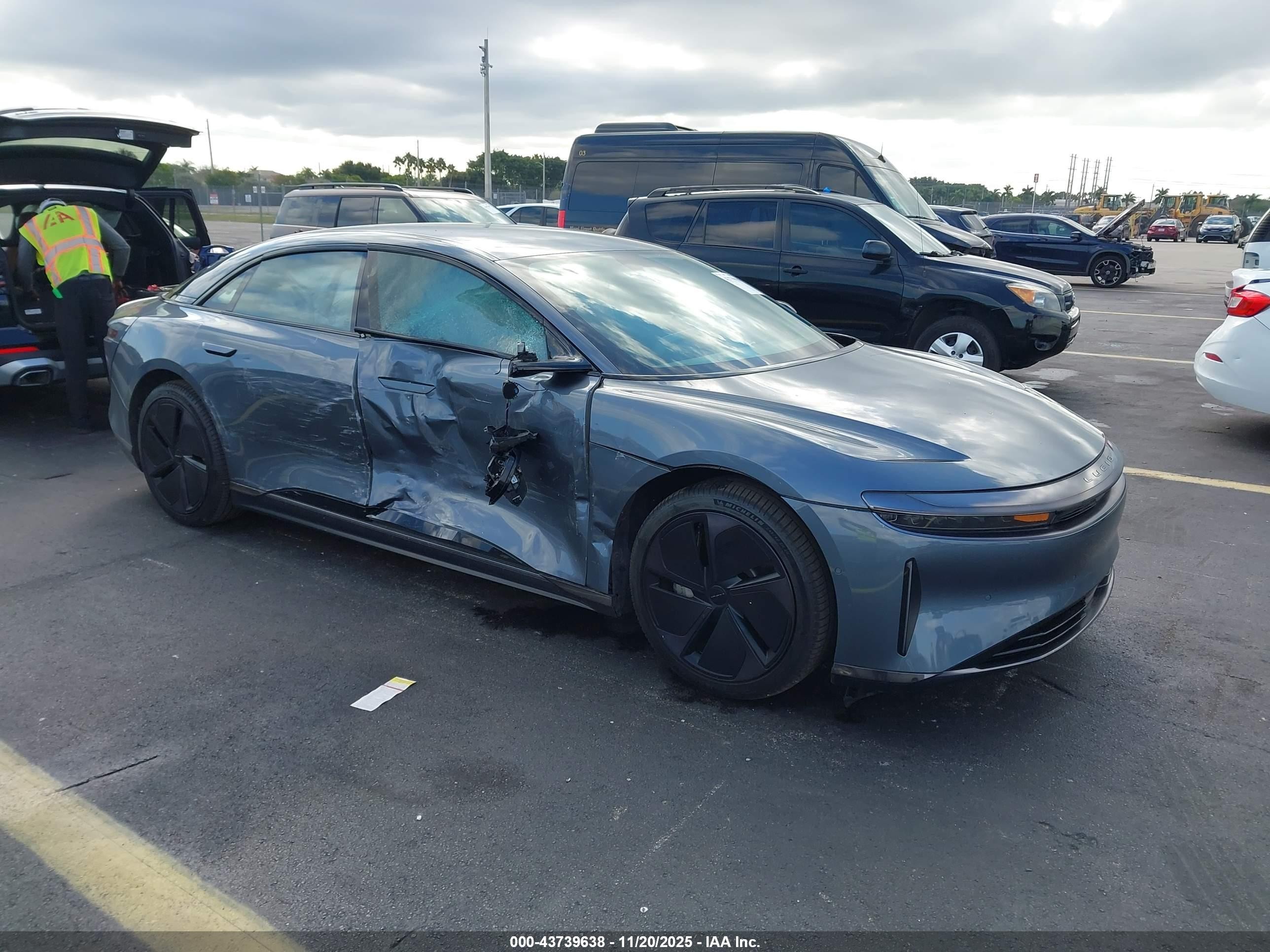 2025 Lucid Air Pure, VIN 50EA1PGA4SA007714 — Бок