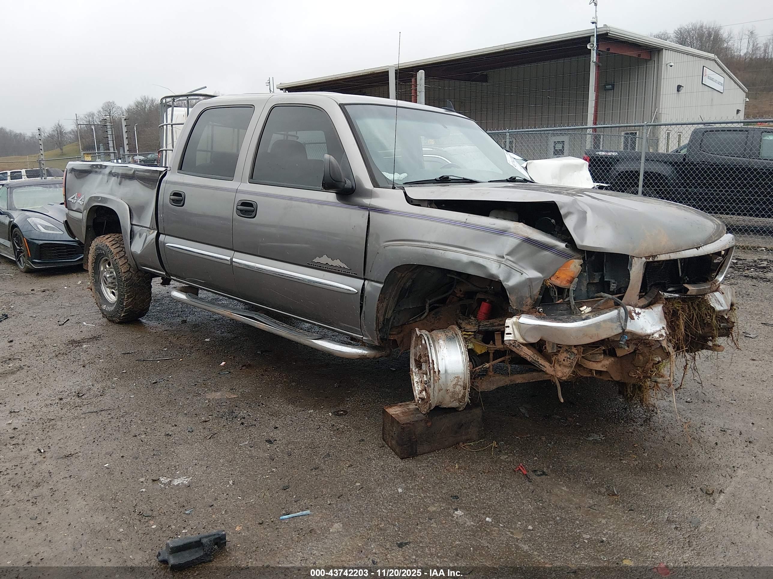 2006 GMC Sierra 1500HD SLE1, VIN 1GTGK13U76F120221 — Front end