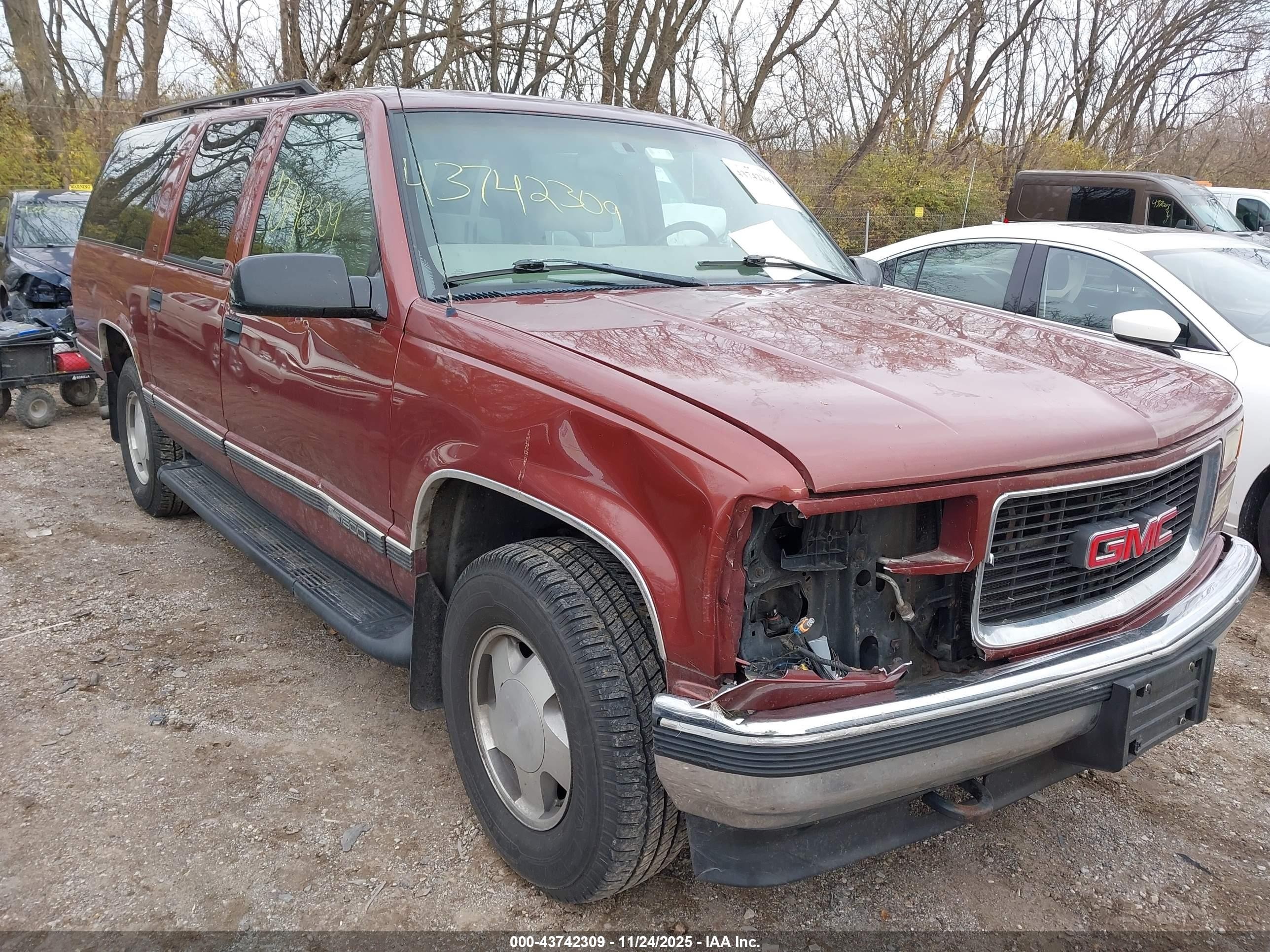 1998 GMC Suburban, VIN 3GKFK16R4WG510828 — Front end