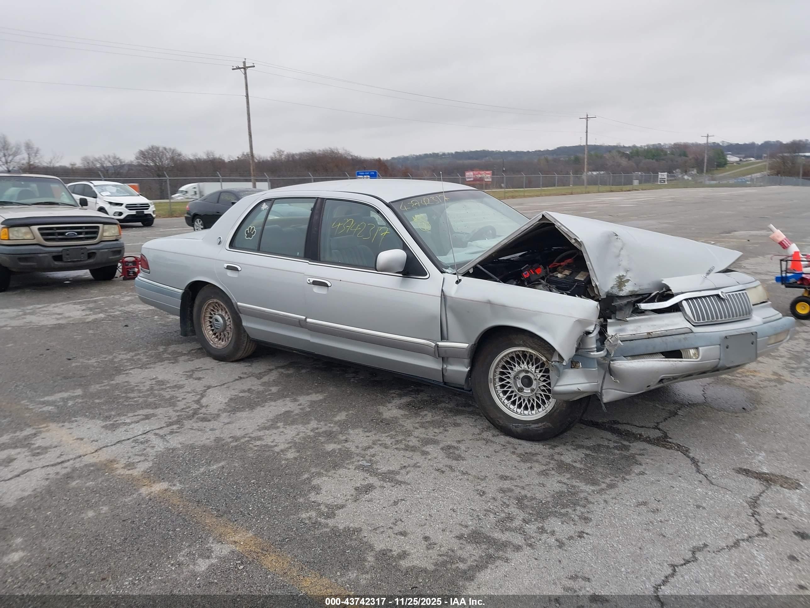 1993 Mercury Grand Marquis LS, VIN 2MELM75W8PX643021 — Front end