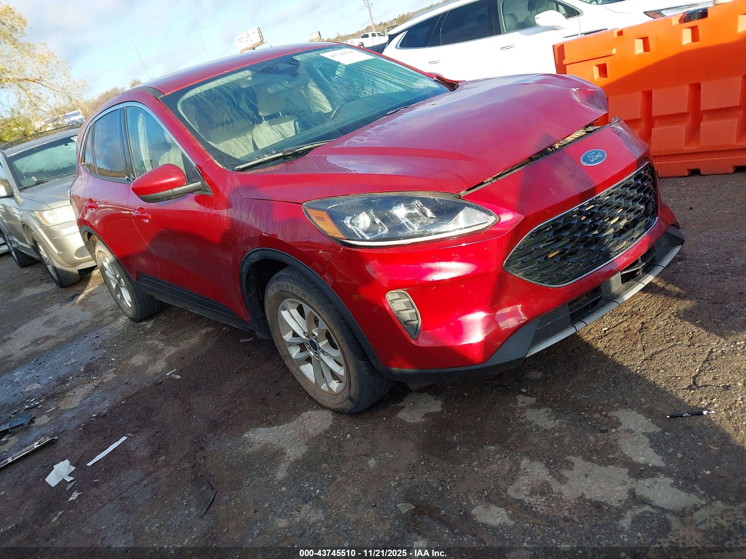 2020 Ford Escape SE, VIN 1FMCU9G68LUB02929 — Front end