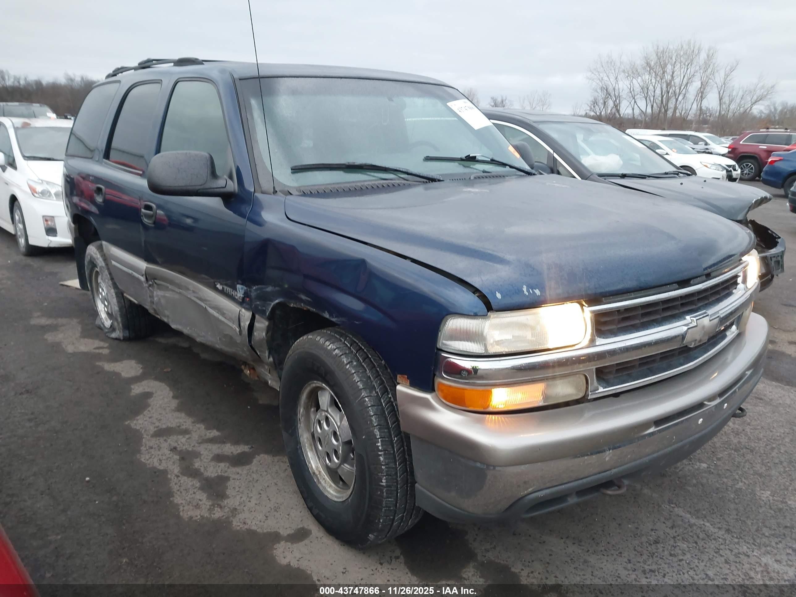 2000 Chevrolet Tahoe LT, VIN 1GNEK13T8YJ111341 — Side