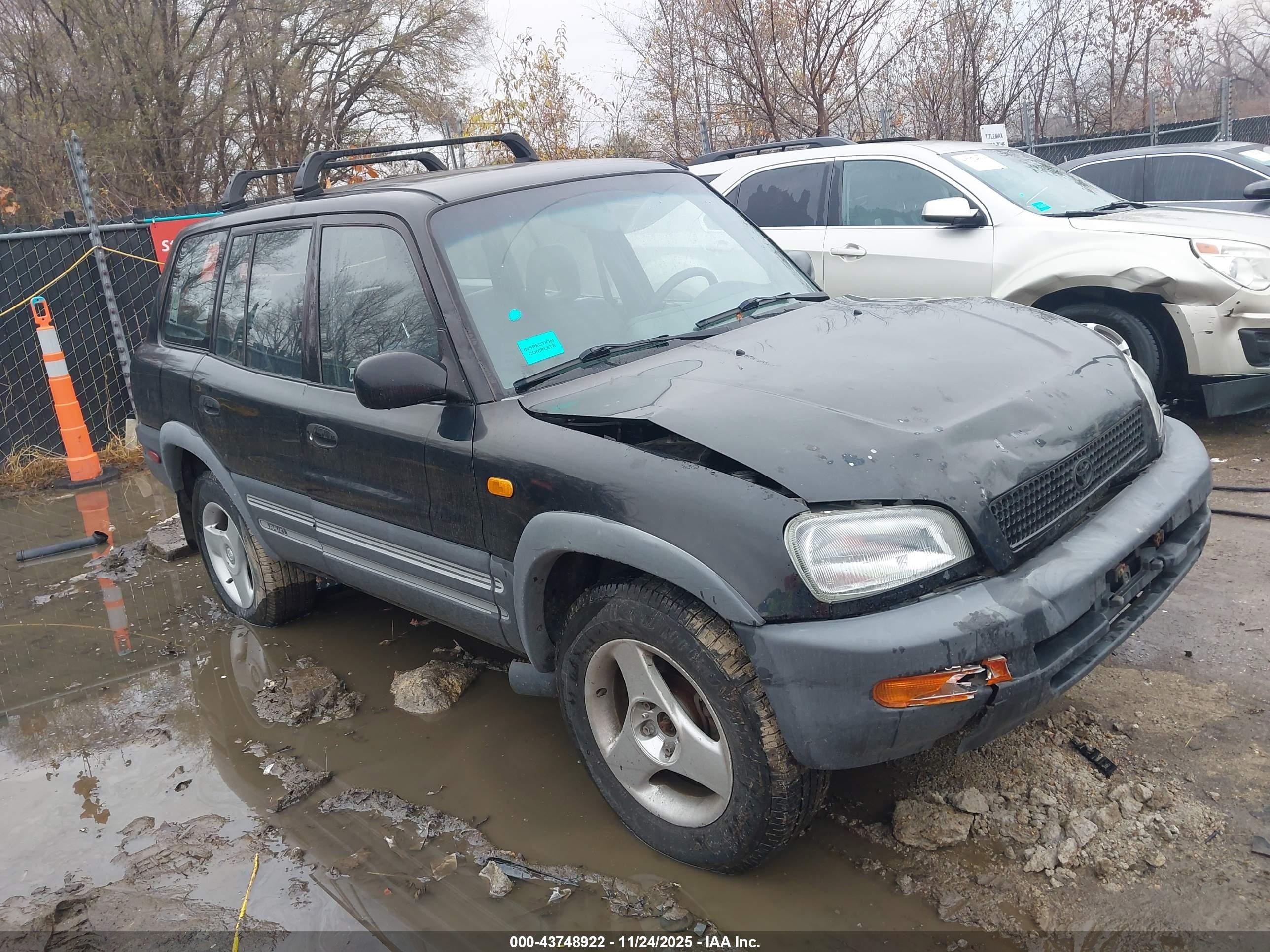 1997 Toyota RAV4, VIN JT3GP10V7V7019272 — Front end