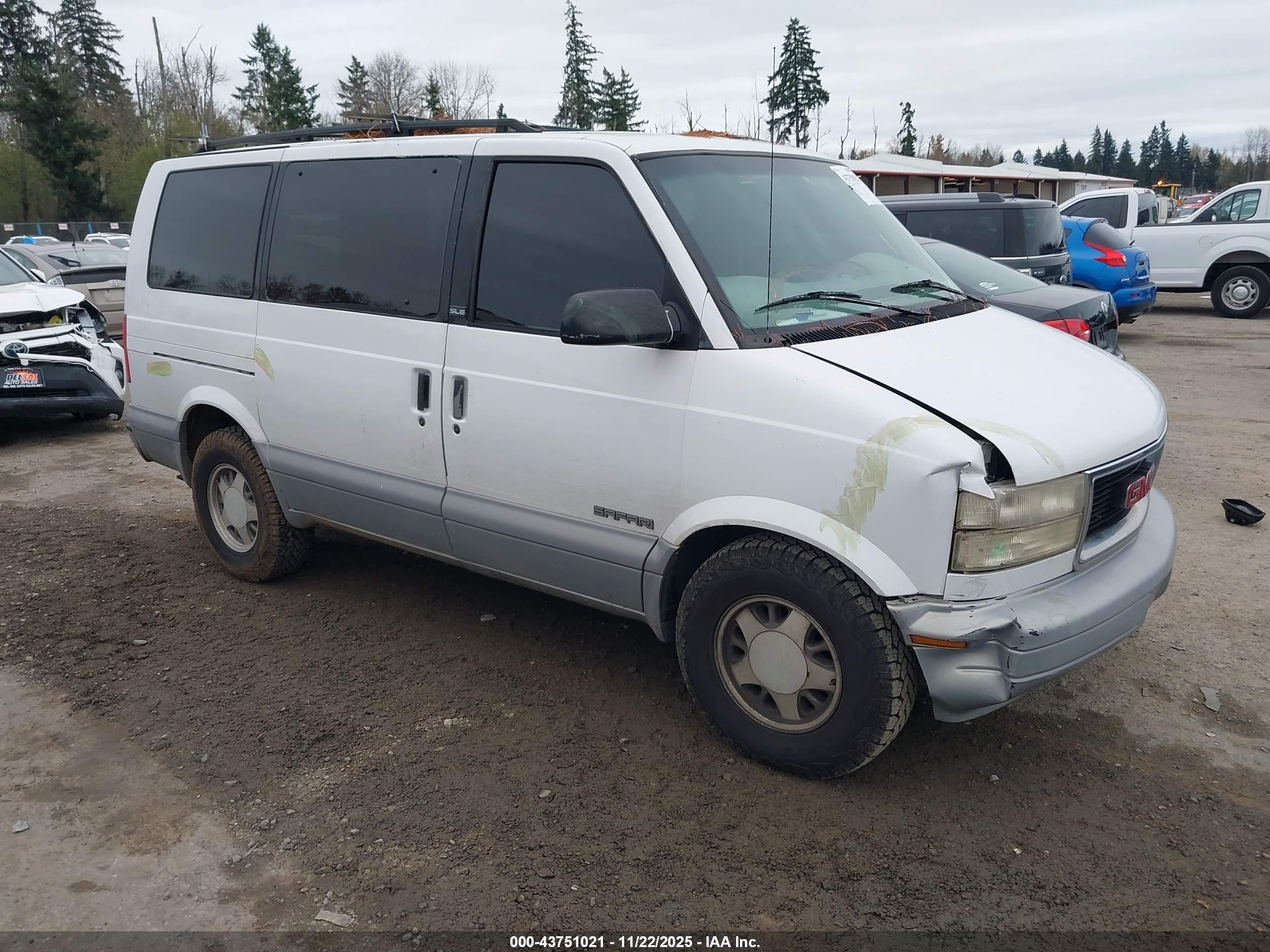 1997 GMC Safari, VIN 1GKDM19W5VB550216 — Front end