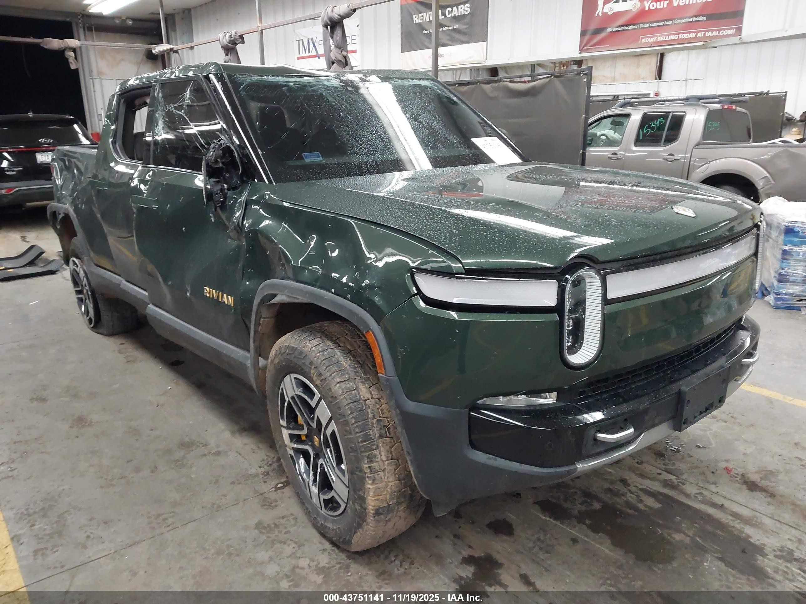 2022 Rivian R1T Adventure, VIN 7FCTGAAA8NN008650 — Roof