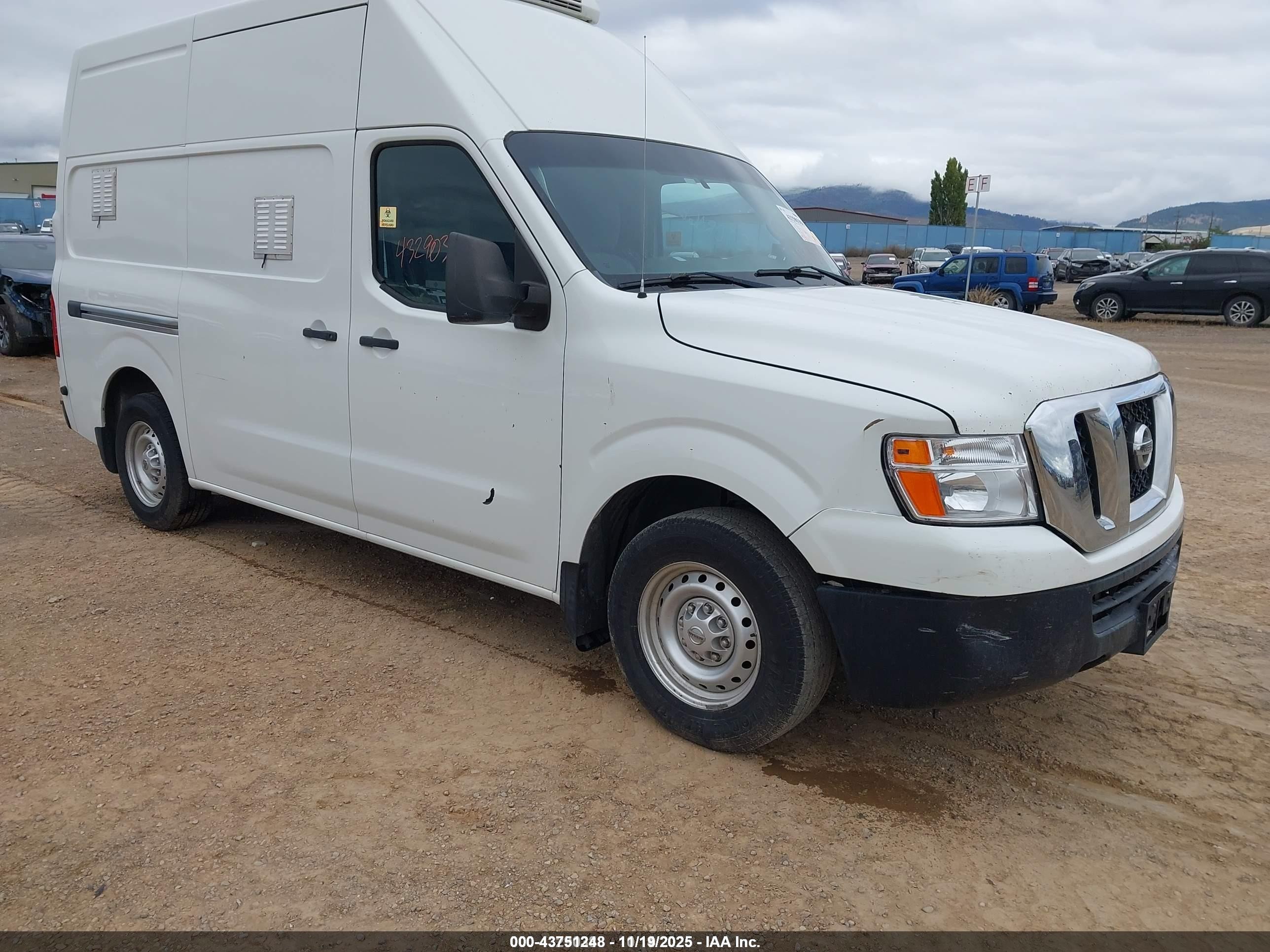 2016 Nissan NV Cargo S, VIN 1N6BF0LYXGN806205 — Бок