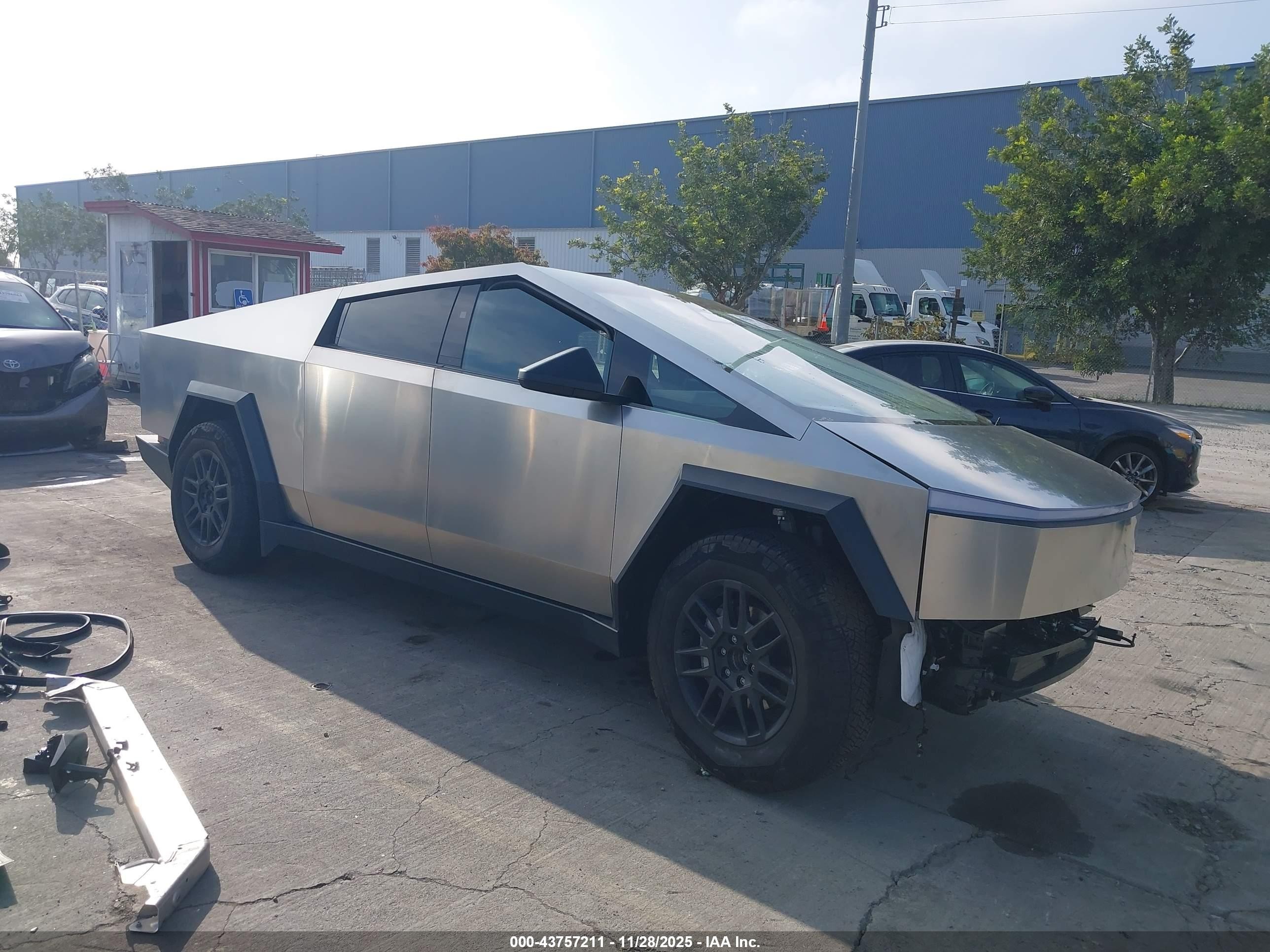 2025 Tesla Cybertruck, VIN 7G2CEHED8SA067906 — Side