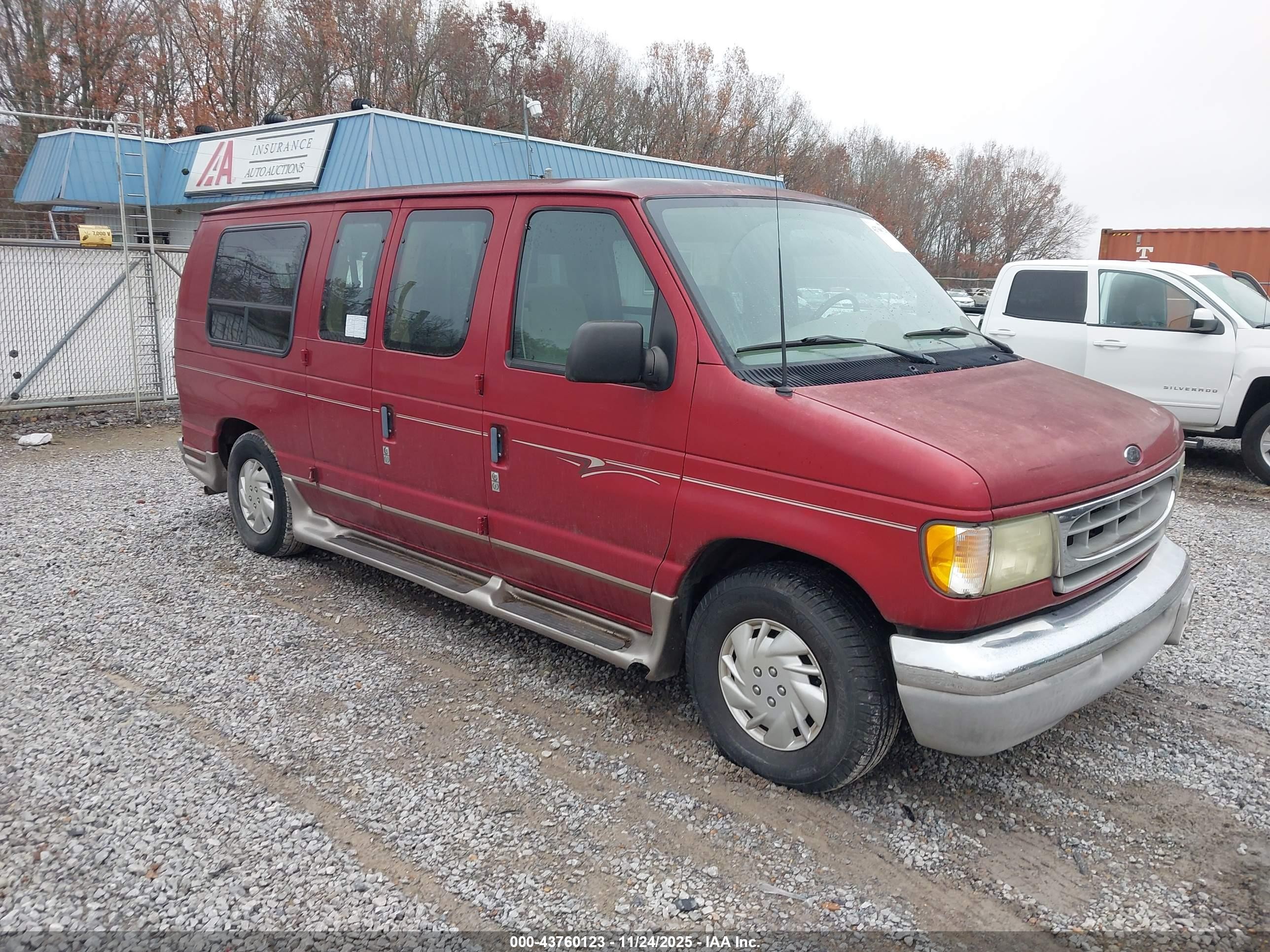 2002 Ford E-150, VIN 1FDRE14272HB49015 — Зад