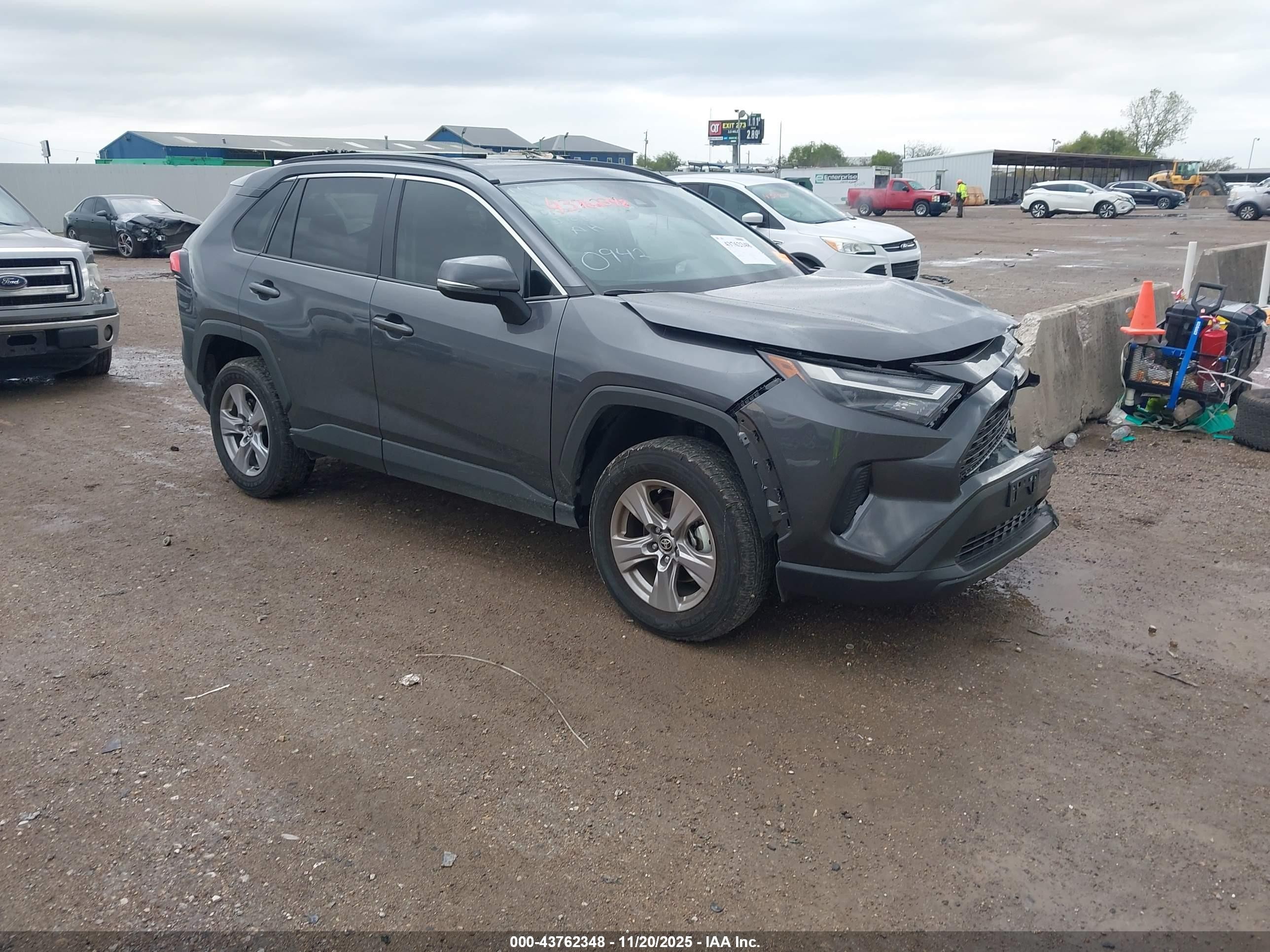 2025 Toyota RAV4 XLE, VIN 2T3W1RFV0SW410942 — Auction photo 1 of 17
