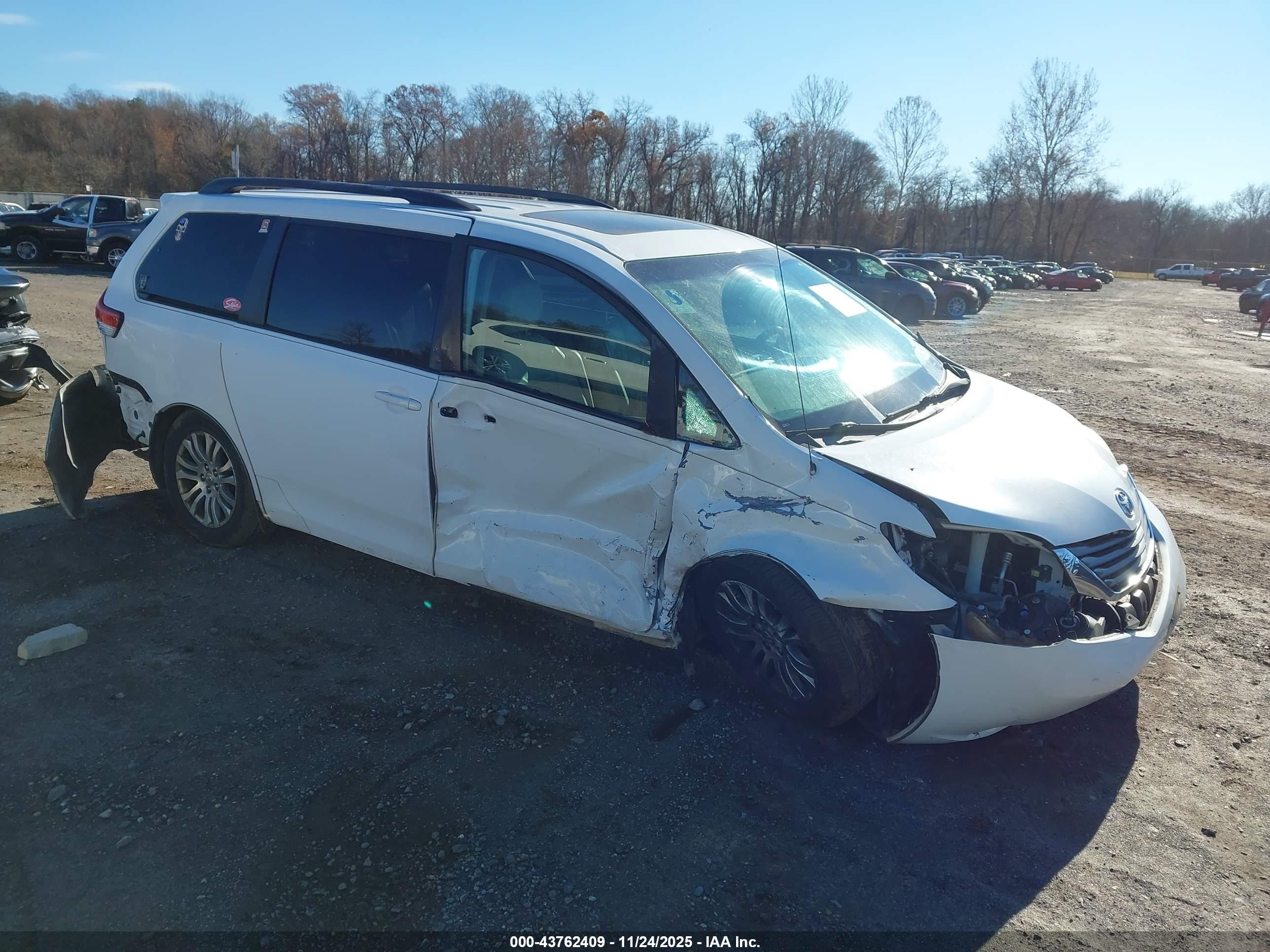 2011 Toyota Sienna XLE, VIN 5TDYK3DC7BS160928 — Side