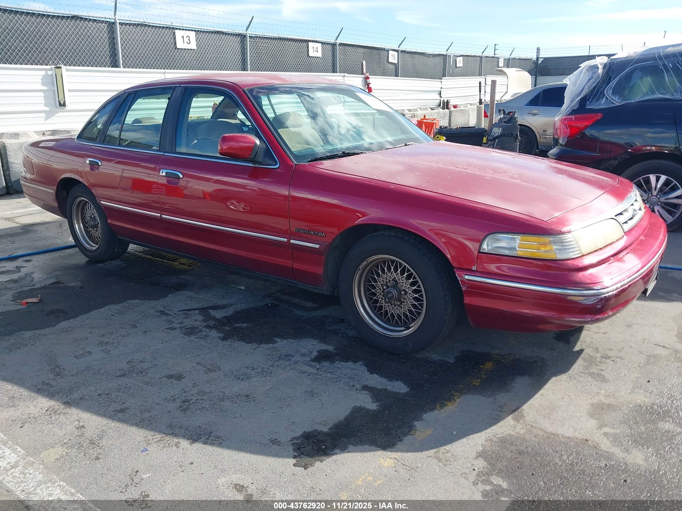 1995 Ford Crown Victoria LX, VIN 2FALP74W0SX166268 — Front end