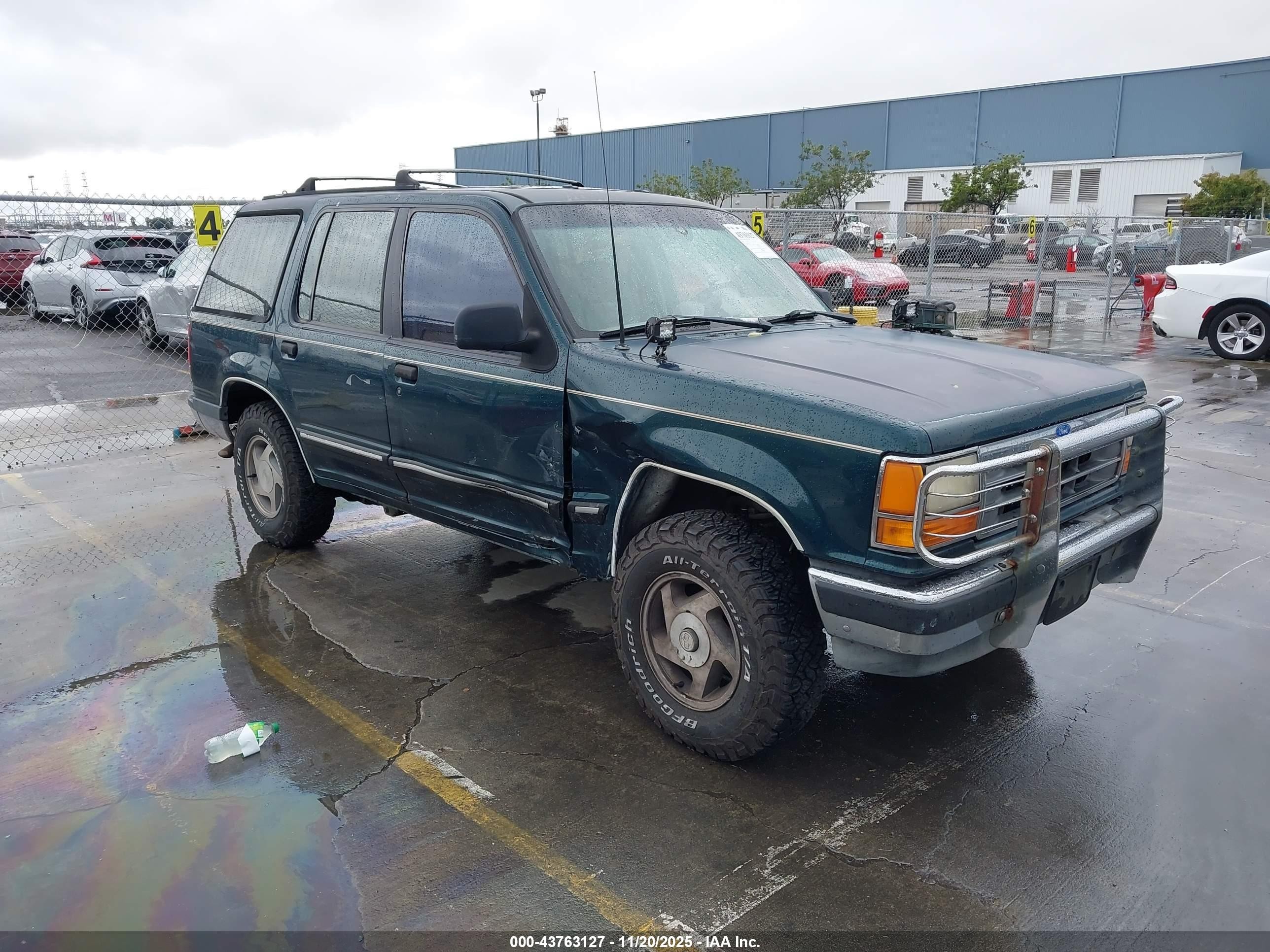 1992 Ford Explorer Eddie Bauer, VIN 1FMDU34X6NUC01735 — Side