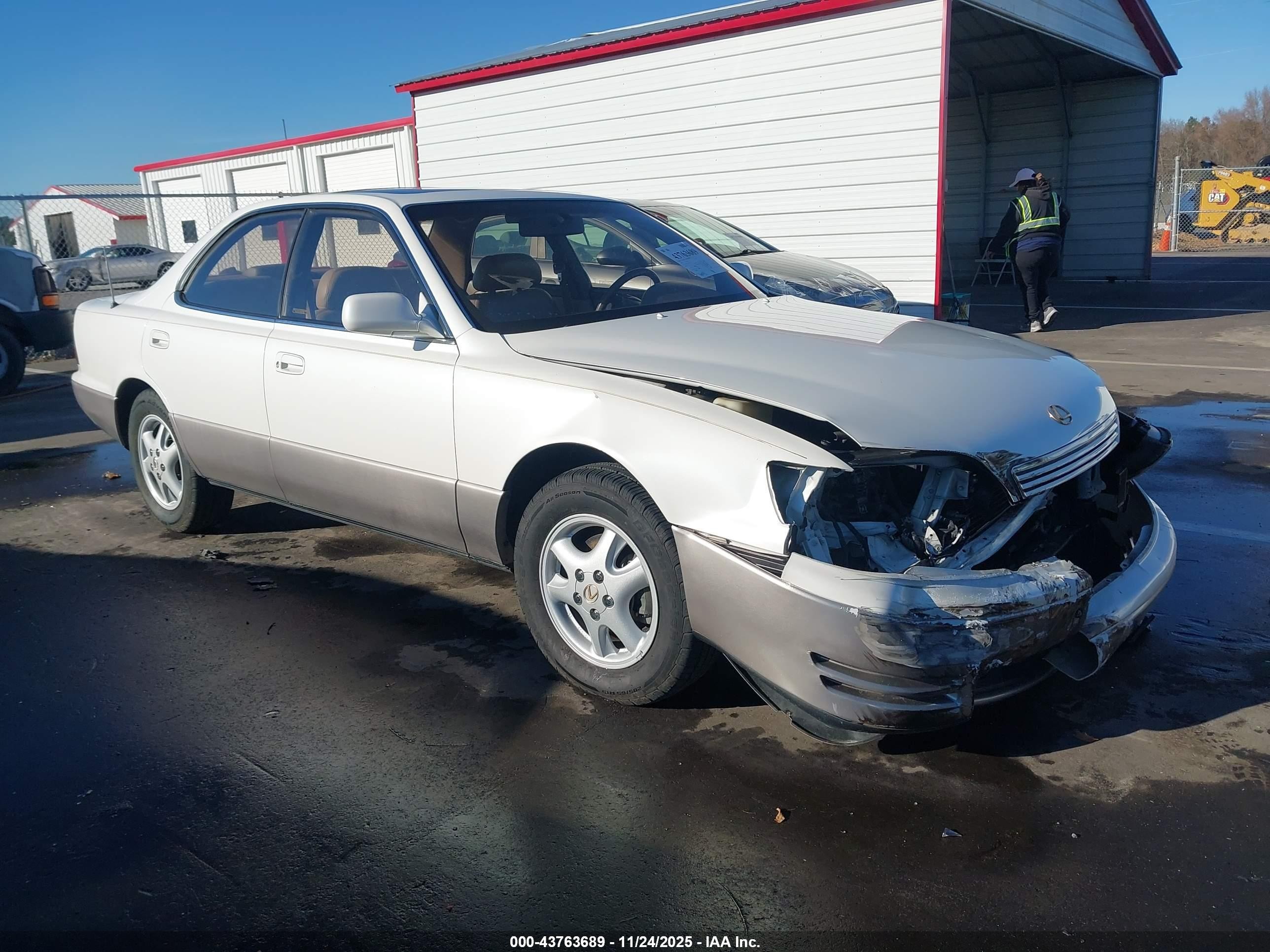 1996 Lexus ES 300, VIN JT8BF12G7T0170138 — Перед