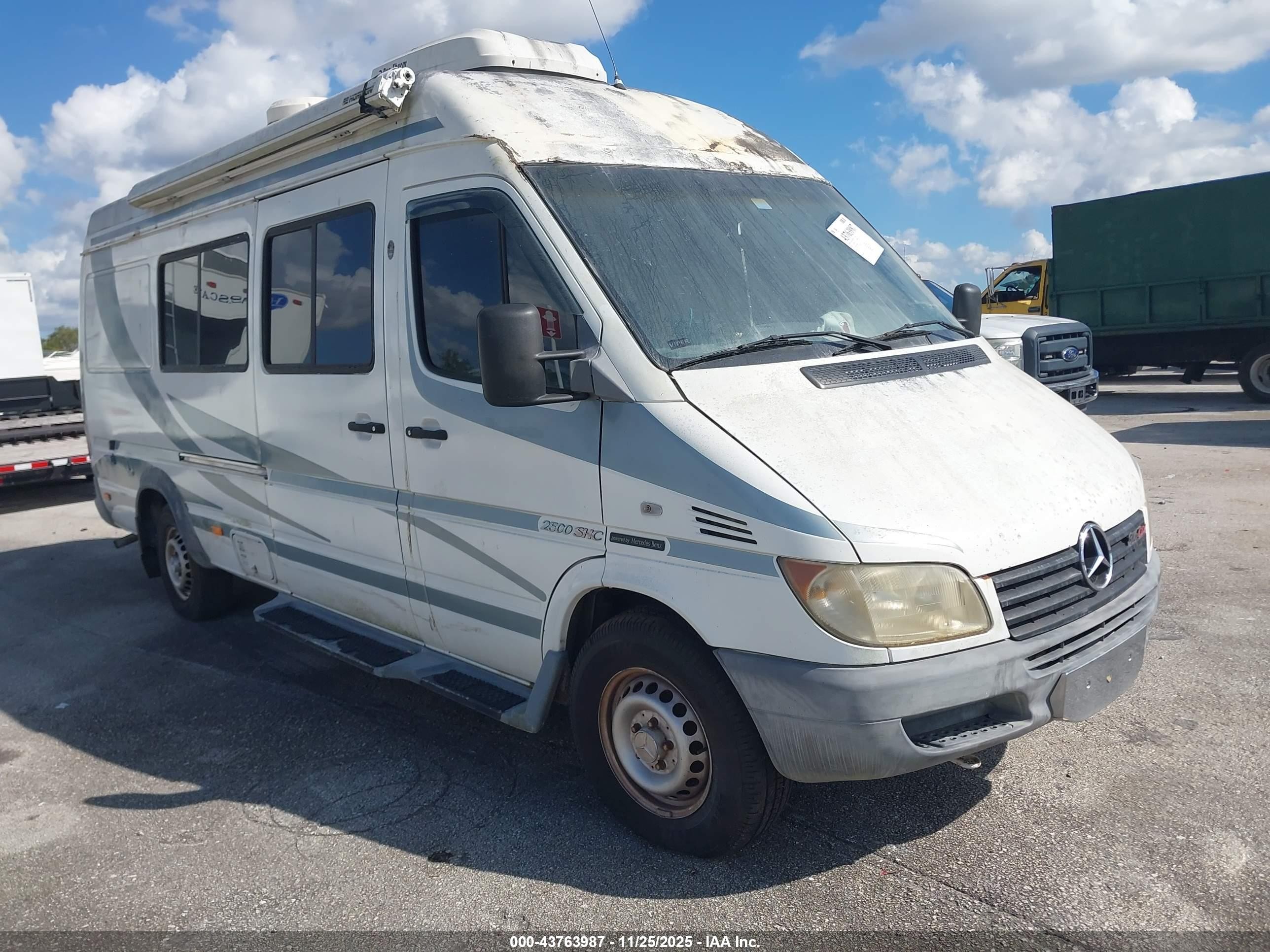 2003 Dodge Sprinter, VIN WD2YD742835560009 — Бок