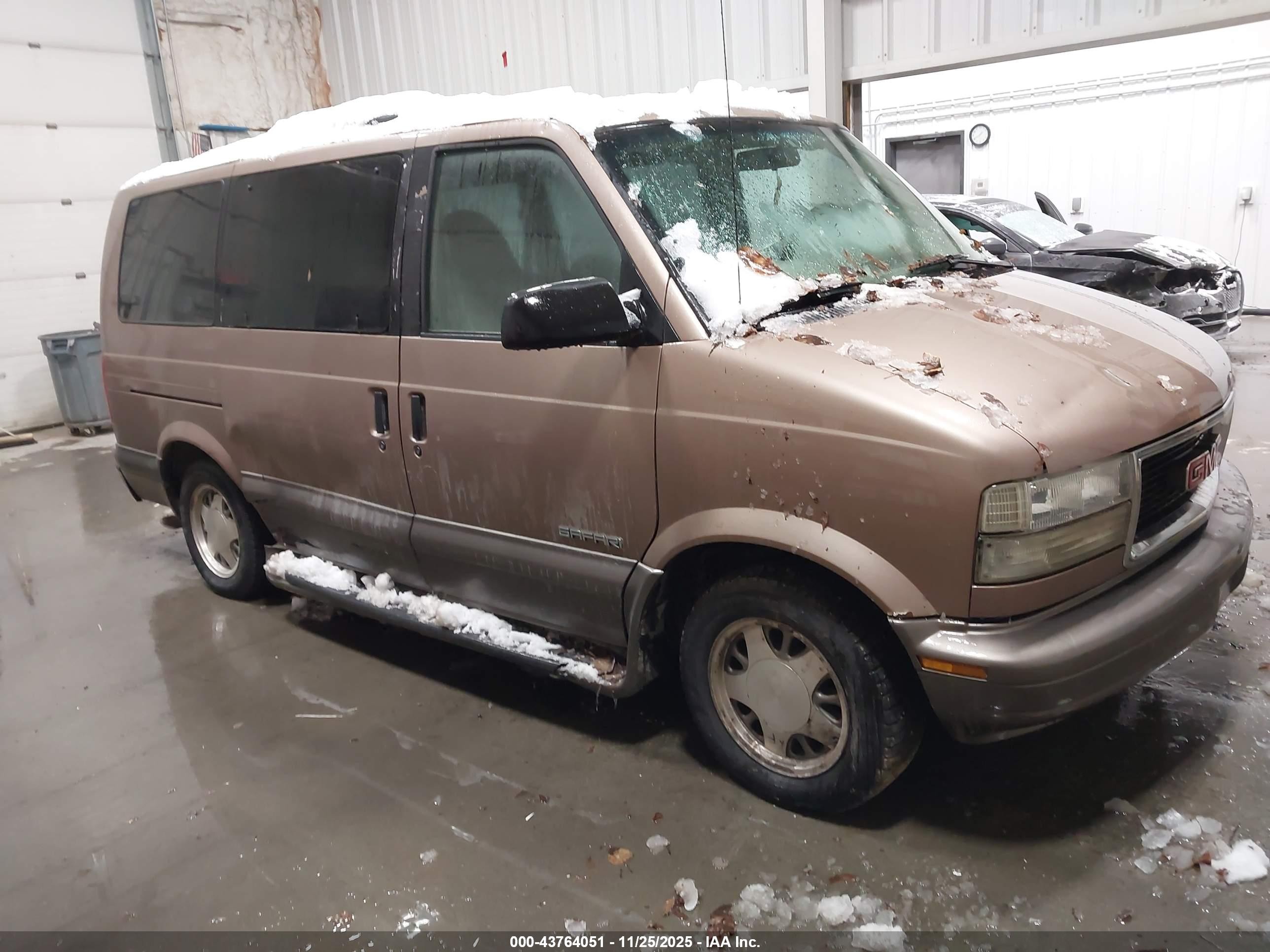 2000 GMC Safari, VIN 1GKDM19W7YB522096 — Side