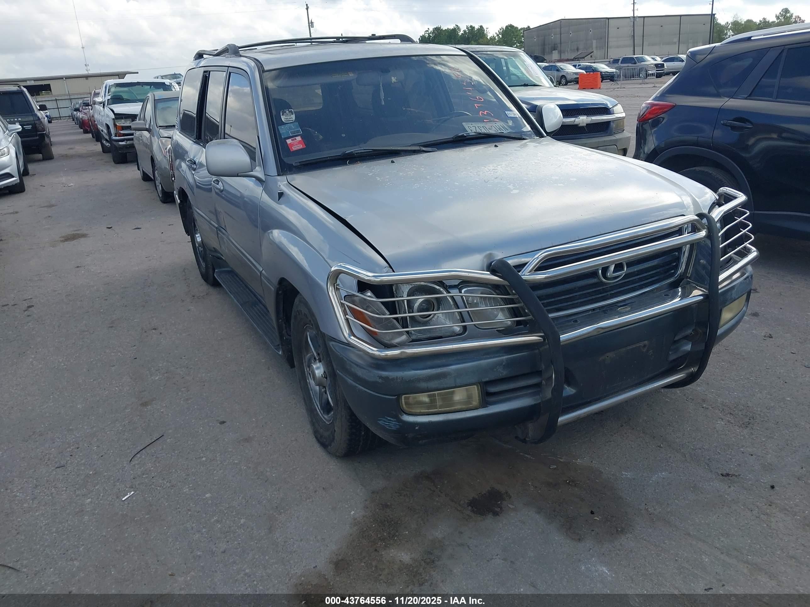2001 Lexus LX 470, VIN JTJHT00W813503335 — Side