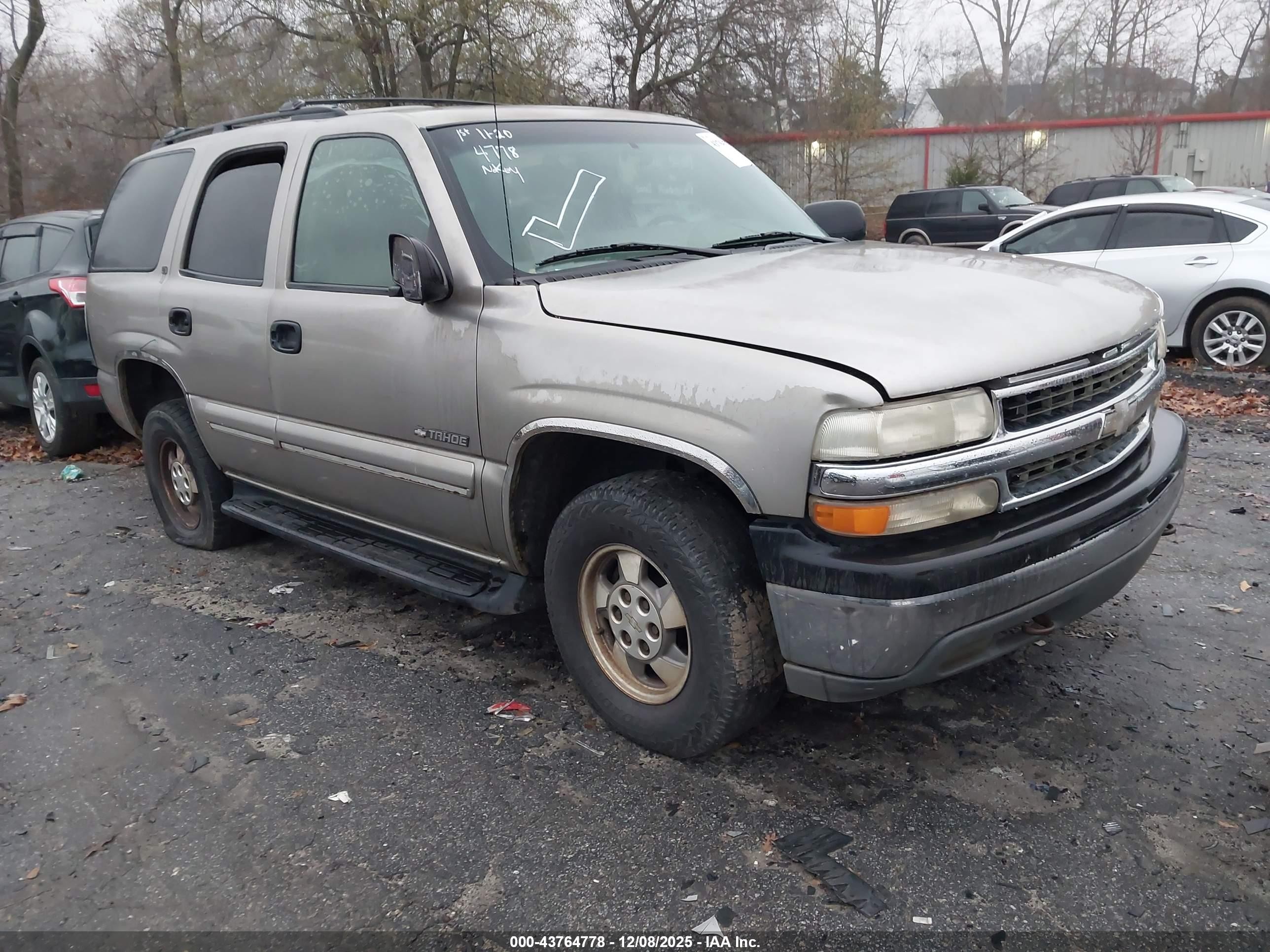 2000 Chevrolet Tahoe LS, VIN 1GNEC13T8YJ208682 — Normal wear