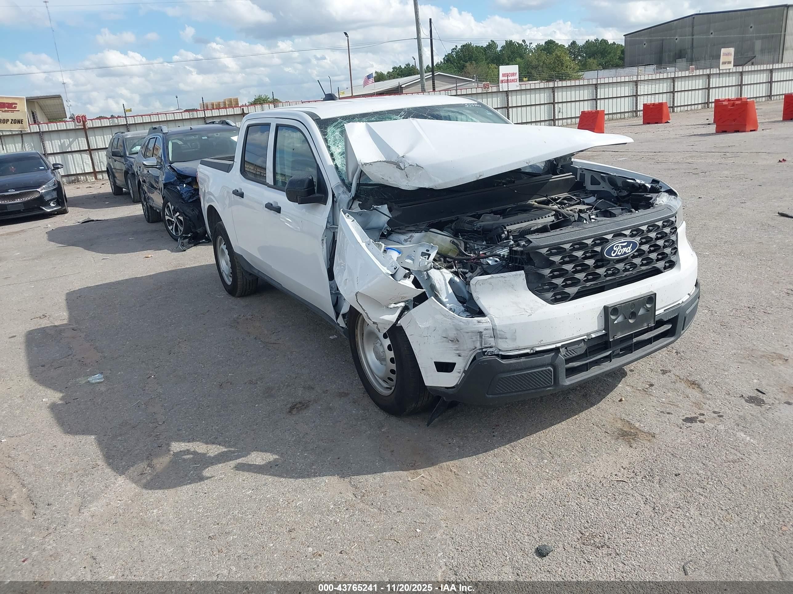 2025 Ford Maverick XL, VIN 3FTTW8BA6SRA42076 — Front end