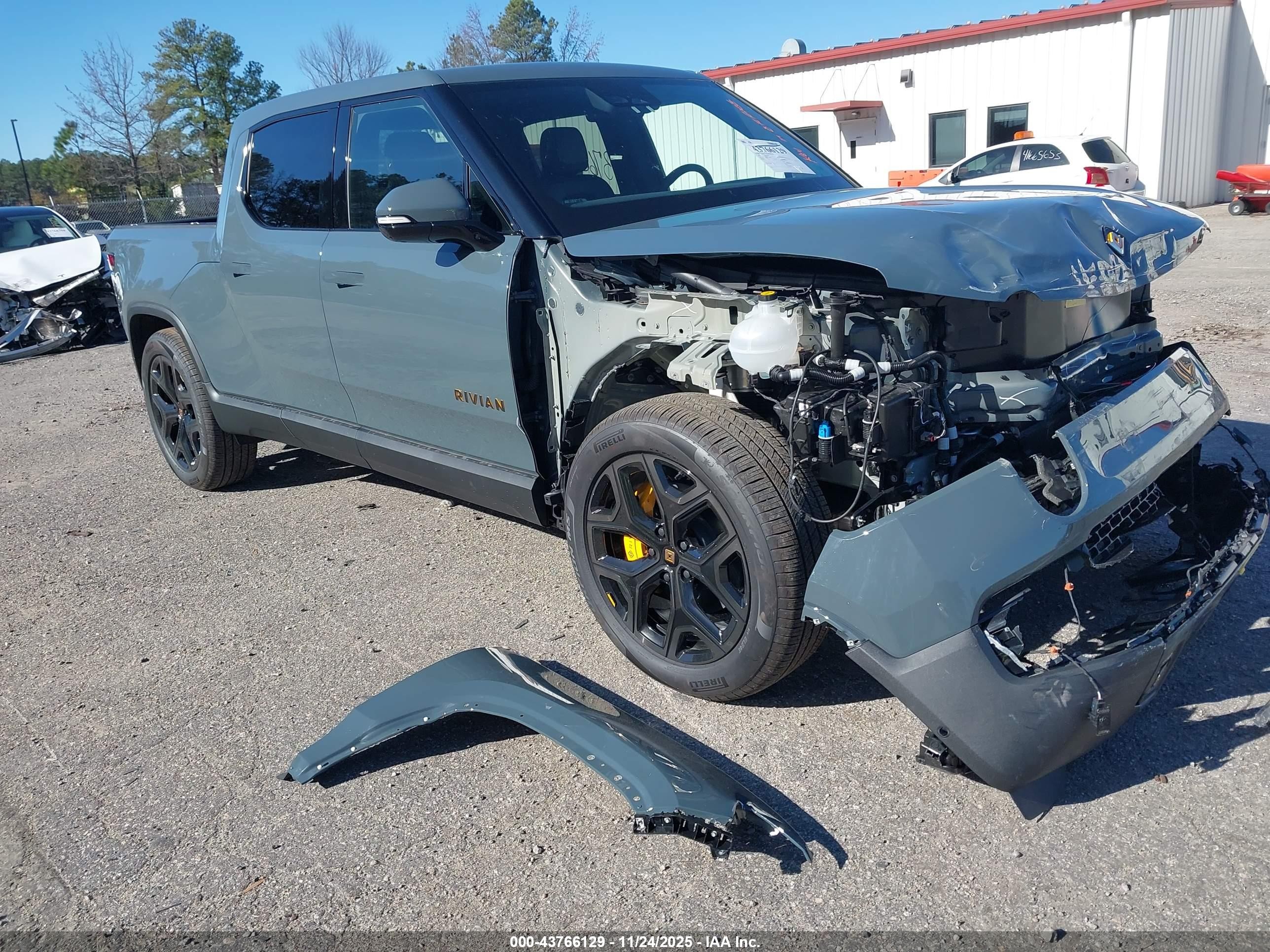 2026 Rivian R1T, VIN 7FCTGBAP6TN043095 — Front end