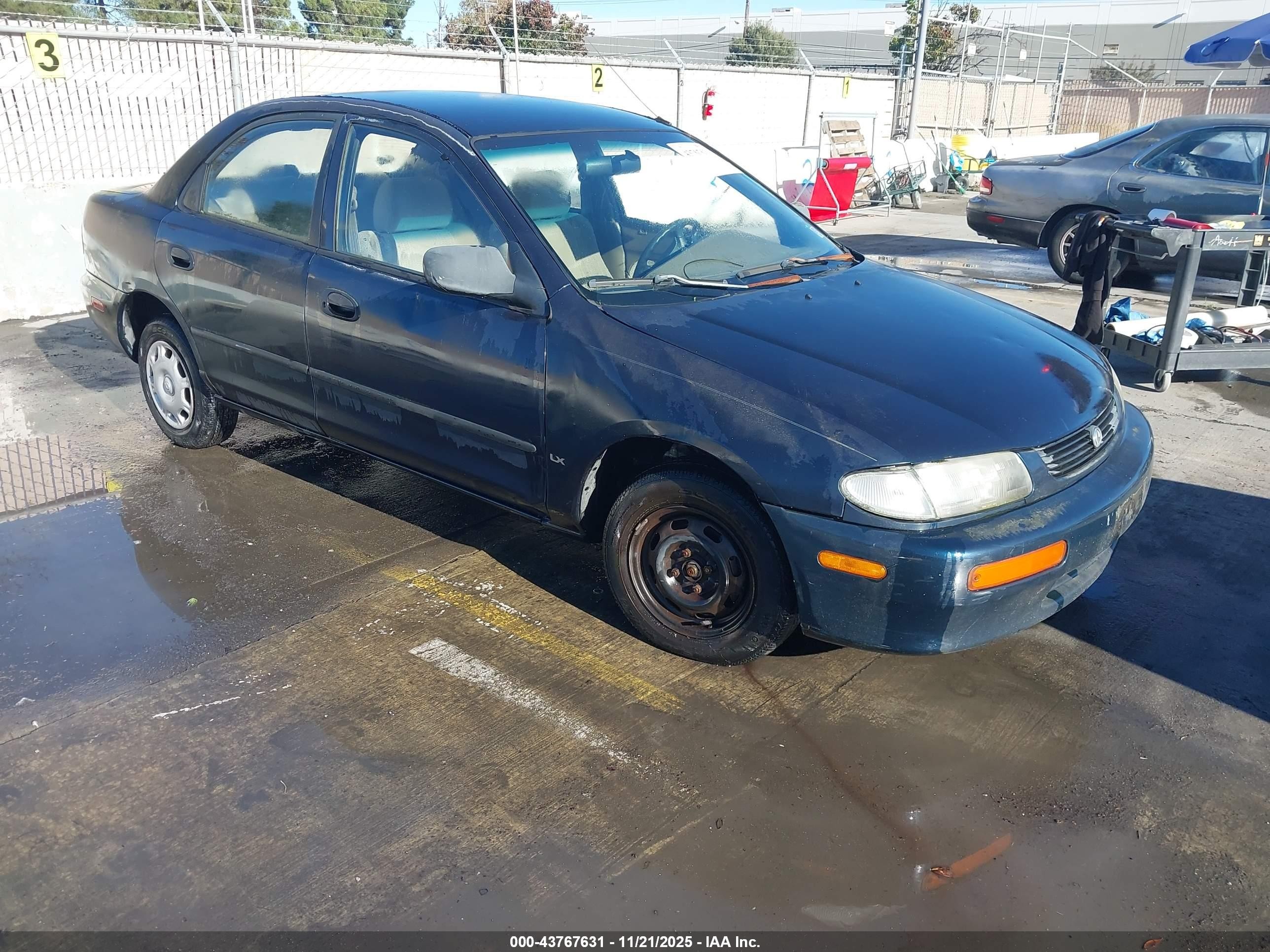 1995 Mazda Protege, VIN JM1BA1413S0152694 — Бок
