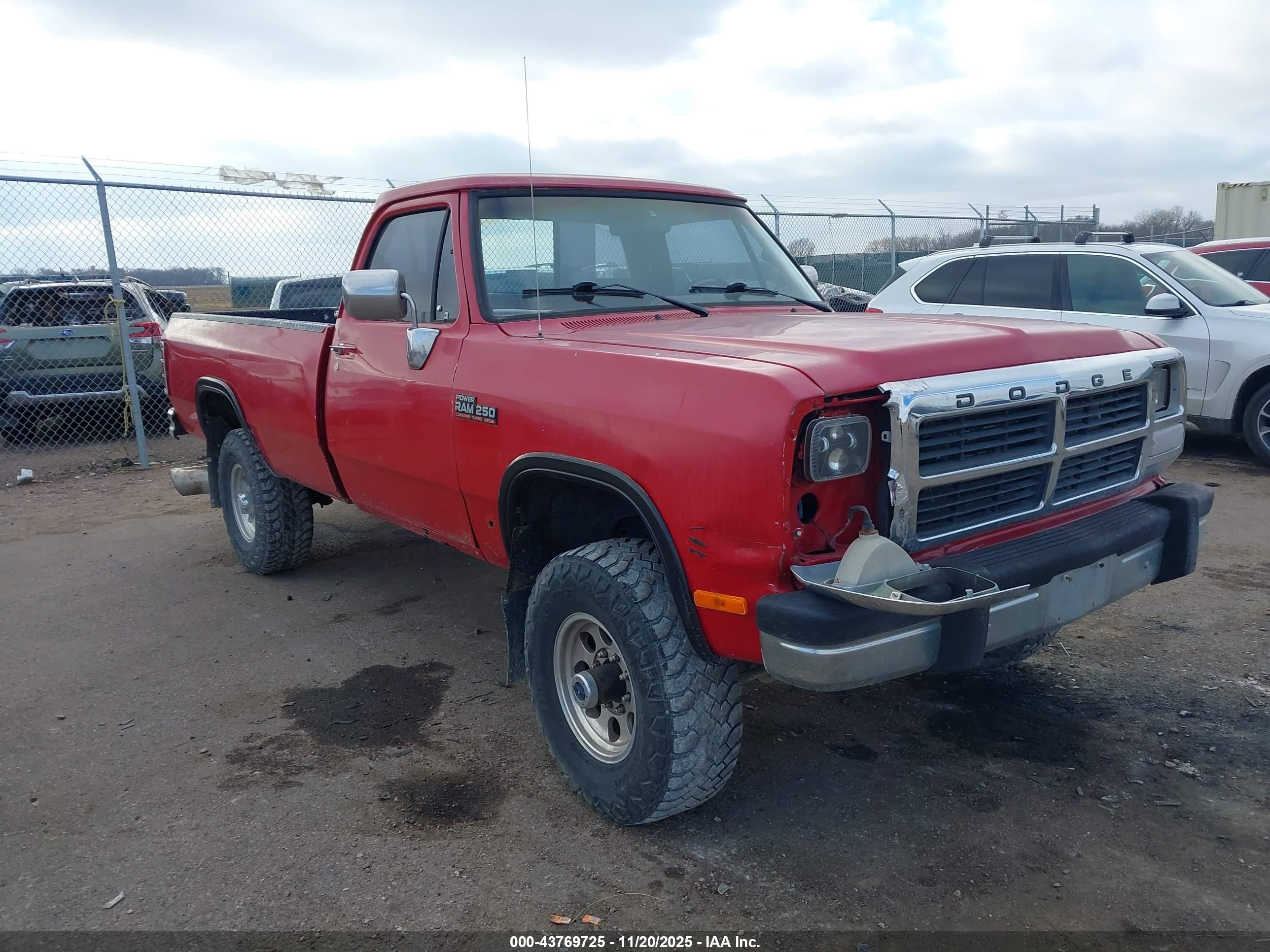 1991 Dodge D/W 250, VIN 1B7KM26C5MS337560 — Front end