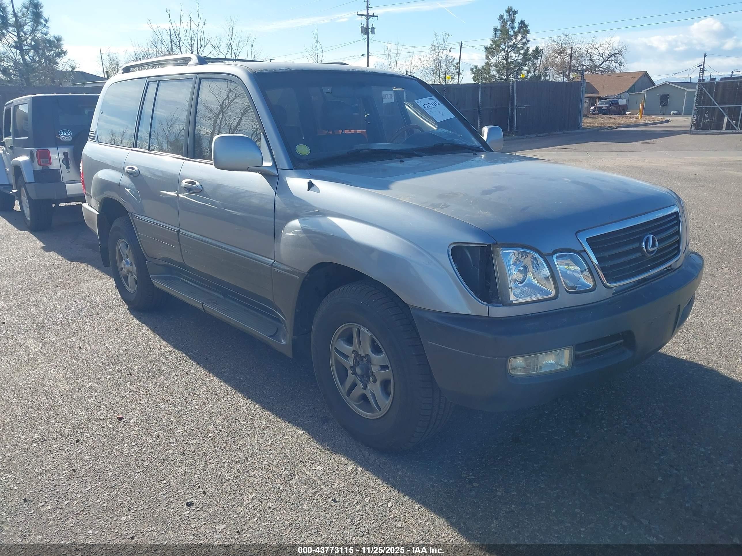 2001 Lexus LX 470, VIN JTJHT00W113504679 — Front end