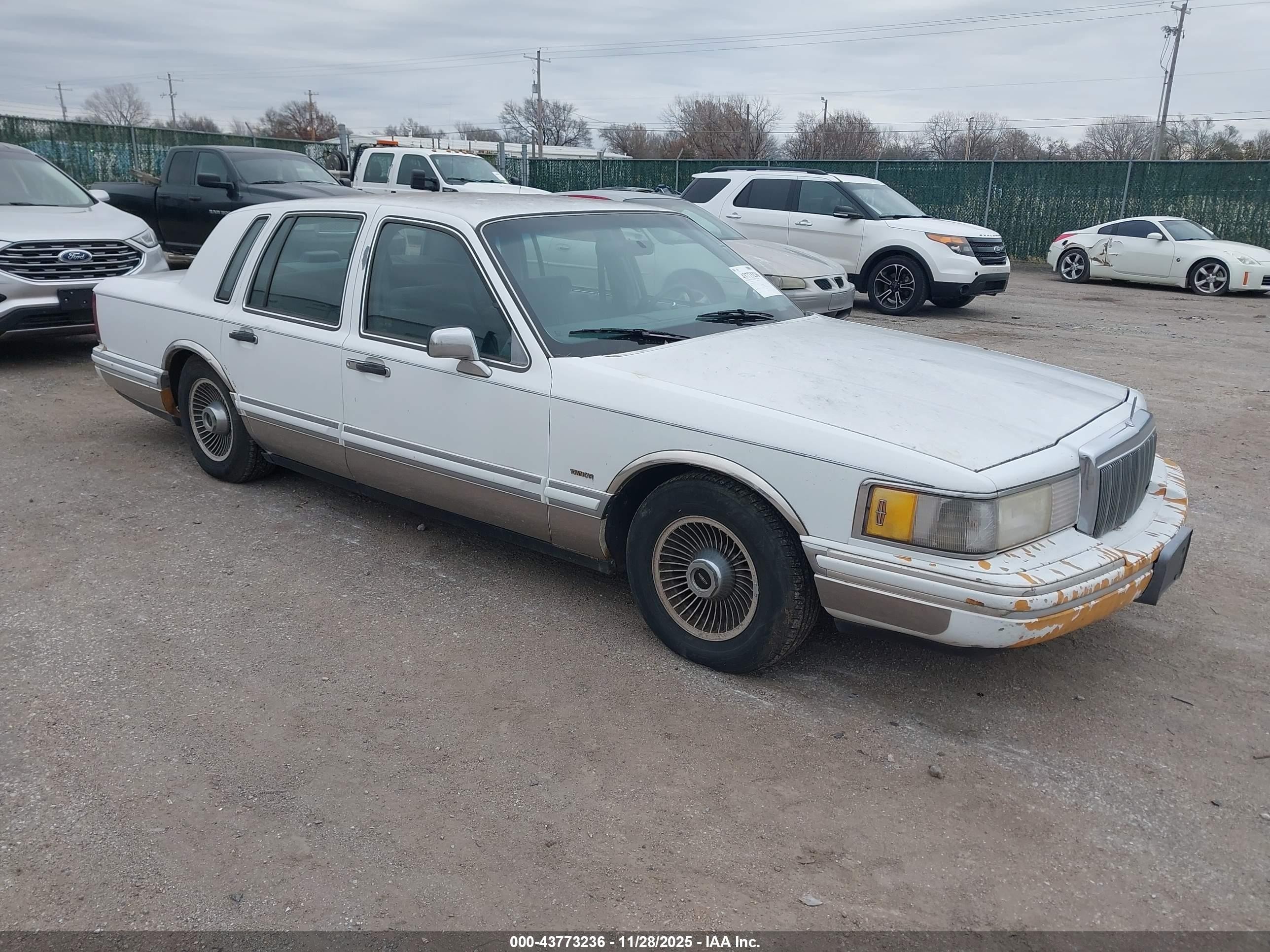 1991 Lincoln Town Car Executive, VIN 1LNCM81W3MY666338 — Side