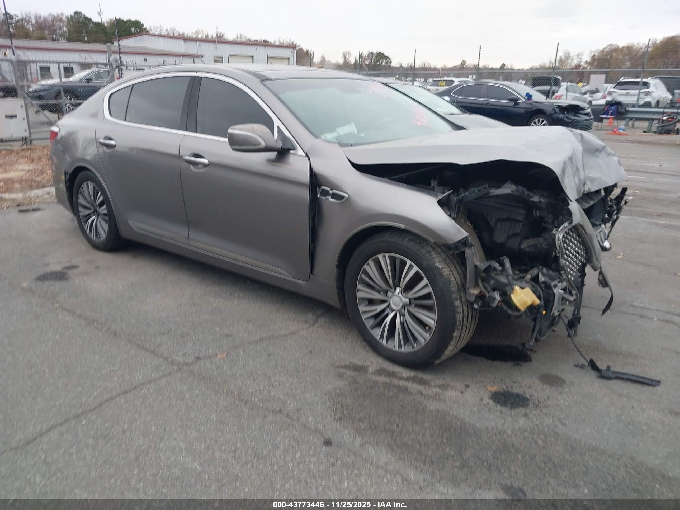 2016 Kia K900 Luxury, VIN KNALU4D38G6032146 — Front end