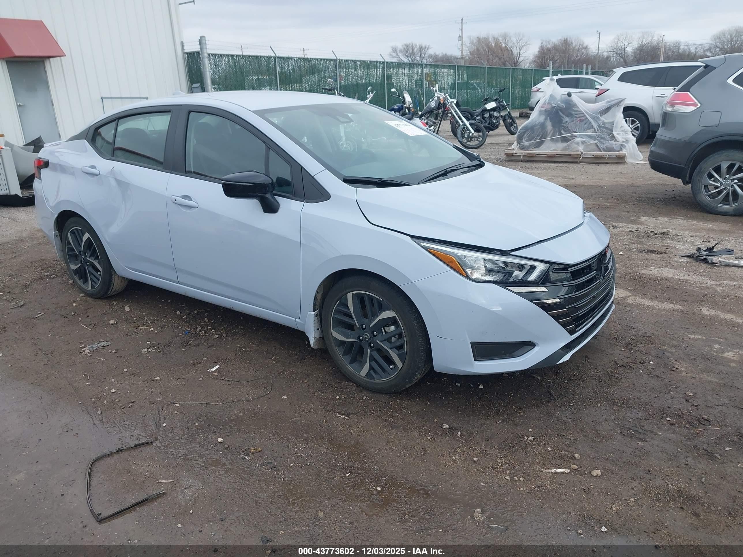 2025 Nissan Versa SR, VIN 3N1CN8FV0SL825609 — Перед